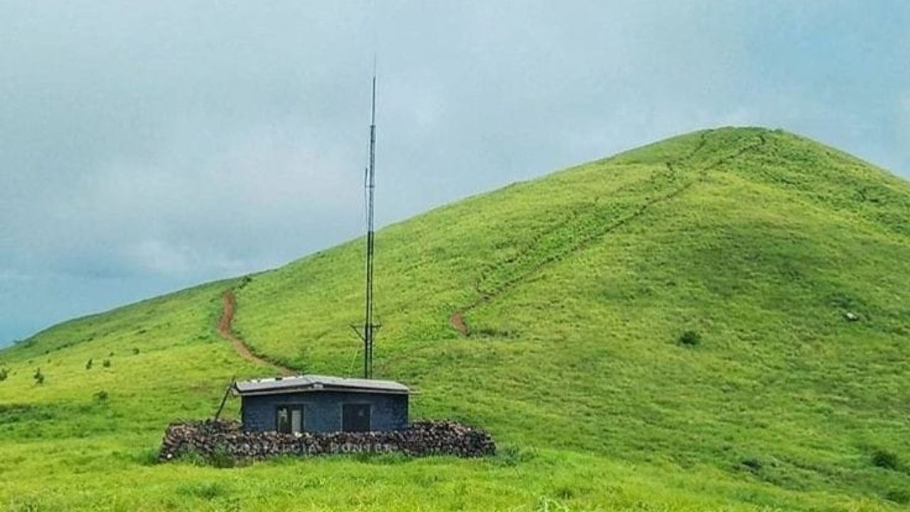 റാണിപുരം- മലബാറിന്റെ ഊട്ടിയാണ് റാണിപുരം. കാസര്‍കോട് കാഞ്ഞങ്ങാട്-പാണത്തൂര്‍ പാതയില്‍ പനത്തടിയില്‍ നിന്നും പോകുന്ന ട്രെക്കിനാണ് ഇവിടം പ്രസിദ്ധം. സെപ്റ്റംബര്‍ 1, 29 എന്നീ തീയതികളില്‍ കണ്ണൂര്‍-റാണിപുരം യാത്ര കെഎസ്ആര്‍ടിസി ഒരുക്കിയിട്ടുണ്ട്. ഞായറാഴ്ച രാവിലെ 6 മണിക്ക് പുറപ്പെട്ട് രാത്രി 9ന് മടങ്ങിയെത്തും. (Image Credits: Facebook)