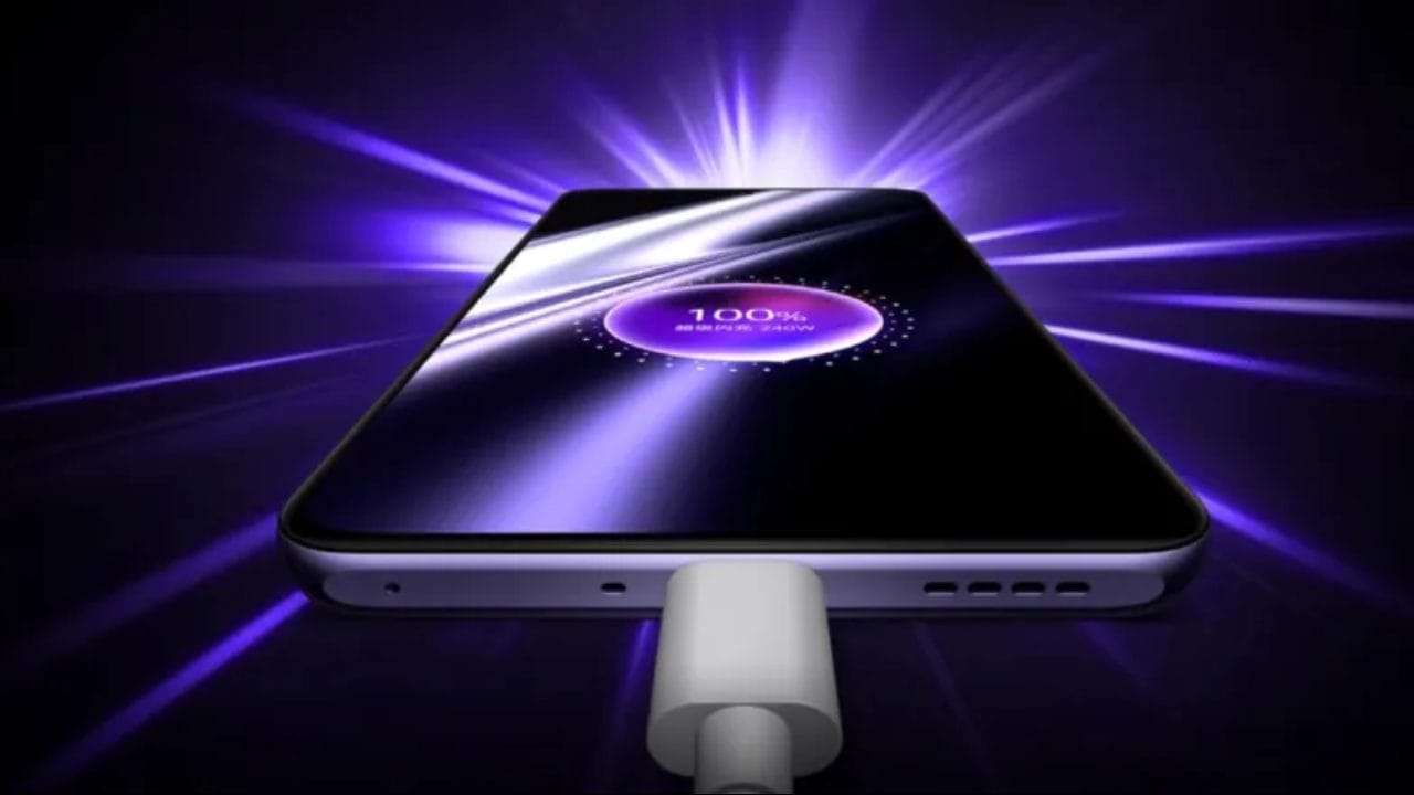 റിയൽമിയുടെ സൂപ്പർ സോണിക് ചാർജിംഗുമായി ബന്ധപ്പെട്ട് ഒരു വിഡിയോ മുൻപ് ലീക്കായിരുന്നു. കമ്പനിയുടെ ഒരു സ്മാർട്ട്ഫോൺ 0ൽ നിന്ന് 17 ശതമാനത്തിലേക്ക് വെറും 35 സെക്കൻഡ് കൊണ്ട് ചാർജാവുന്നതായിരുന്നു വിഡിയോ. ഈ വിഡിയോയുമായി ബന്ധപ്പെട്ട് പുറത്തുവന്ന അഭ്യൂഹങ്ങൾ ശരിവെക്കുന്ന പ്രഖ്യാപനമാണ് നിലവിൽ റിയൽമി പുറത്തുവിട്ടിരിക്കുന്നത്.