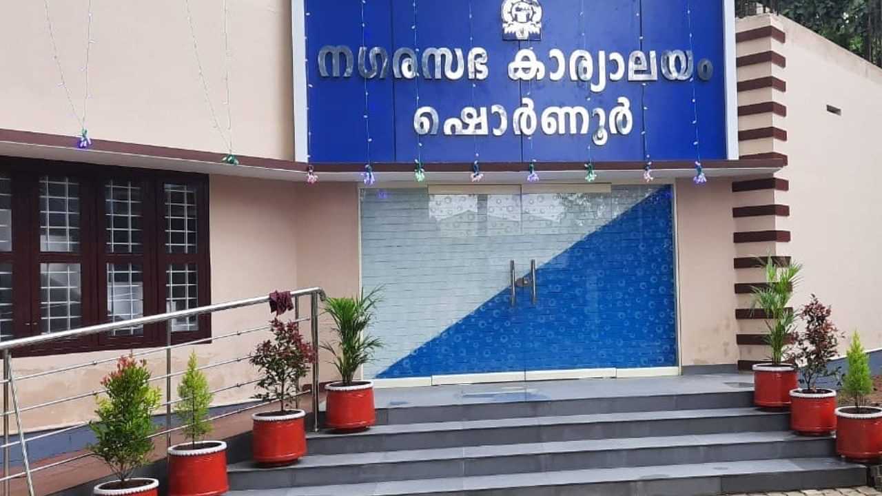 Rooster : അയൽവാസിയുടെ കോഴി കൂവുന്നത് ഉറക്കം കളയുന്നു; വീട്ടമ്മയുടെ പരാതിയിൽ ഷൊർണൂർ നഗരസഭയിൽ ചർച്ച