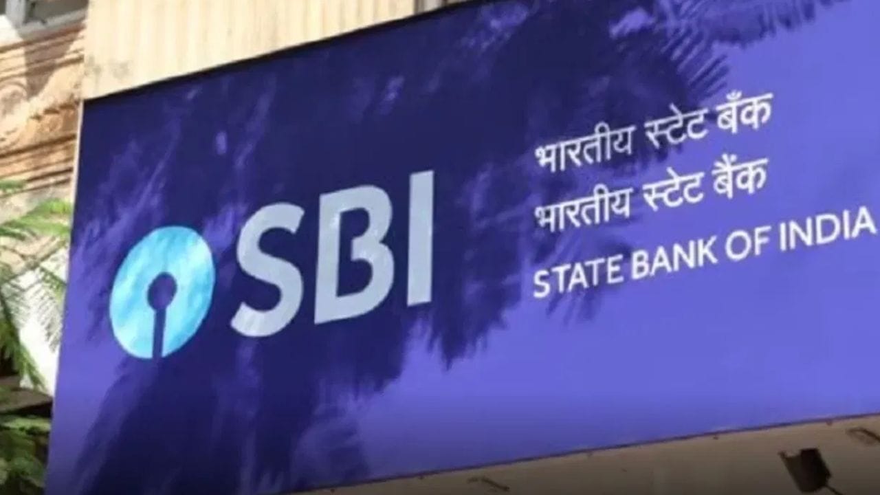 എസ്ബിഐ- എസ്ബിഐയില് ഒരു ലക്ഷം രൂപയാണ് ഒരു ദിവസം യുപിഐ വഴി കൈമാറാന് സാധിക്കുന്നത്. മാത്രമല്ല ബാങ്ക് അക്കൗണ്ട് വഴിയും ഒരു ലക്ഷം രൂപ മാത്രമേ കൈമാറാന് സാധിക്കു. (TV9 Bharatvarsh Image)