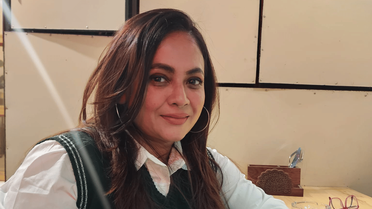 മിത്രയുടെ അച്ഛൻ സന്തോഷ് മിത്ര ഒരു നടനായിരുന്നു. സ്കൂൾ കാലഘട്ടം മുതലേ മിത്രയ്ക്ക് സിനിമയോടായിരുന്നു താല്പര്യം. ബിരുദാനന്തര ബിരുദത്തിന് ശേഷം താജ് ഹോട്ടലിൽ ജോലി കിട്ടിയെങ്കിലും മിത്ര സീരിയൽ ഓഡിഷന് വേണ്ടി പോവുകയും ജോലി വേണ്ടെന്ന് വയ്ക്കുകയും ചെയ്തു.