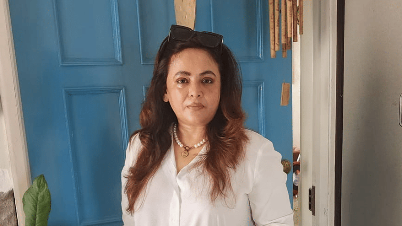 'ബാലികർ പ്രേം' എന്ന ബംഗാളി ടിവി പരമ്പരയിലൂടെയാണ് ശ്രീലേഖ അഭിനയ രംഗത്ത് അരങ്ങേറ്റം കുറിക്കുന്നത്. 1996-ലെ ബംഗാളി ടിവി പരമ്പരയായ 'തൃഷ്ണ'യിലെ നബാനിത എന്ന കഥാപത്രത്തിലൂടെയാണ് ശ്രീലേഖ ശ്രദ്ധിക്കപ്പെടുന്നത്. ശേഷം കുറച്ച് സിനിമകളിൽ അഭിനയിച്ചെങ്കിലും, ബസു ചാറ്റർജി സംവിധാനം ചെയ്ത 'ഹോതാത്‍ ബ്രഷ്‌ത്തി' എന്ന ചിത്രമാണ് അഭിനയ ജീവിതത്തിലെ വഴിത്തിരിവായത്.