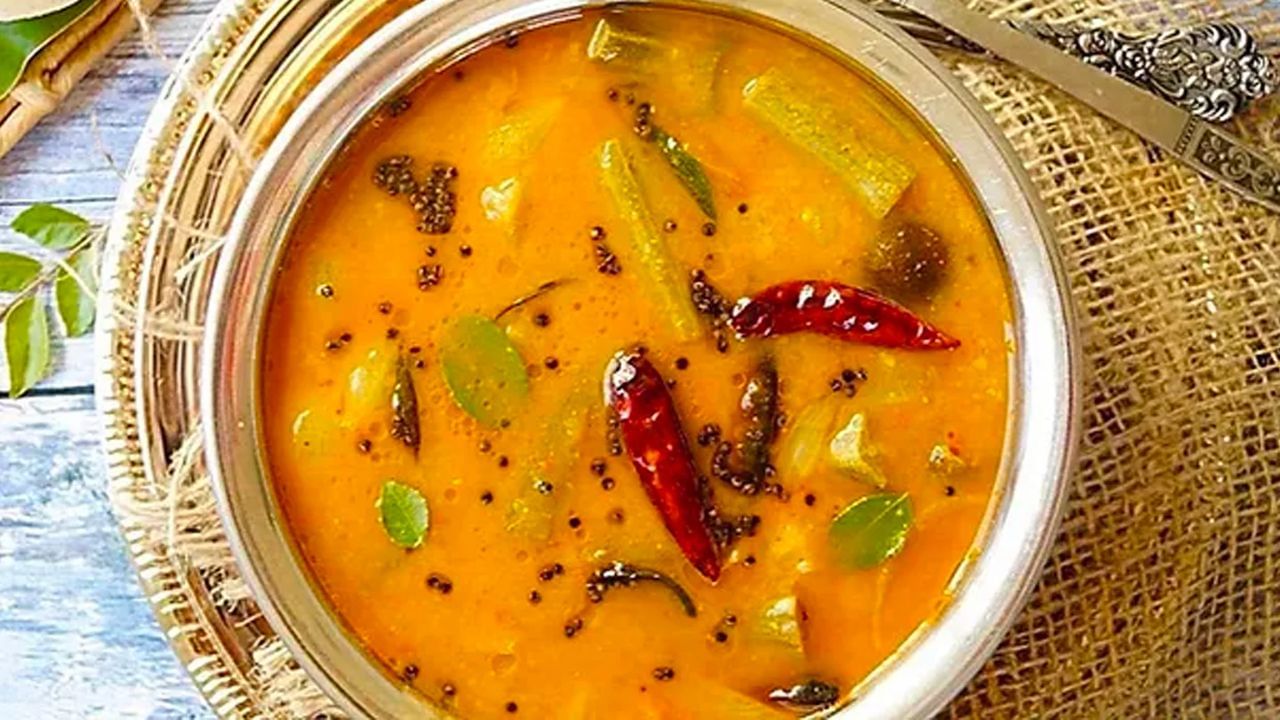 തക്കാളി സാമ്പാര്- ആള് അല്പം പുത്തനാണ്. തക്കാളിയും ചെറിയ ഉള്ളിയും പച്ചമുളകും ഉപ്പും സാമ്പാര്പ്പൊടിയും ഇത്തിരി വെള്ളവും മാത്രം മതി ഈ സാമ്പാര് തയാറാക്കാന്. (Social Media Image)