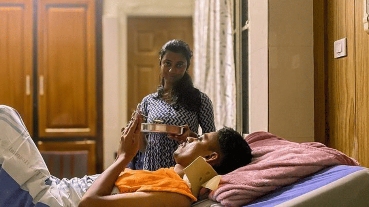 ബ്രൊമാൻസ് എന്ന ചിത്രത്തിന്റെ ഷൂട്ടിങ് സെറ്റിൽ വച്ച് സംഗീത് പ്രതാപിനും അർജുൻ അശോകിനും കഴിഞ്ഞ മാസം ഒരു ആക്സിഡൻ്റ് സംഭവിച്ചിരുന്നു. പരിക്കുകൾ സാരമുള്ളതല്ലെന്നും, രണ്ട് പേരും സുരക്ഷിതരാണെന്നും വാർത്ത പുറത്തുവന്നിരുന്നു. ഇപ്പോഴിതാ ആക്സിഡൻ്റിന് ശേഷം ജീവിതത്തിലേക്ക് നടത്തിയ തിരിച്ചുവരവിനെ കുറിച്ചുള്ള ഒരു ഇൻസ്പയറിങ് പോസ്റ്റ് ആണ് സംഗീത് ഇൻസ്റ്റാ ​ഗ്രാമിൽ പങ്കുവച്ചിരിക്കുന്നത്. (Image Credits: Instagram)