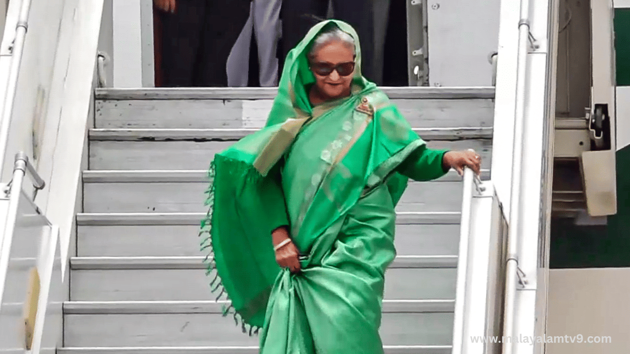 രാജ്യത്ത് ആഭ്യന്തര കലാപം രൂക്ഷമായതിനെ തുടർന്ന് തൻ്റെ പതിനഞ്ച് വർഷത്തെ ഭരണം താഴെയിറക്കി ഒടുവിൽ ബംഗ്ലാദേശ് പ്രധാനമന്ത്രി രാജിവച്ചു. പ്രധാനമന്ത്രിയുടെ ഔദ്യോഗിക വസതി വിട്ട് ഷെയ്ഖ് ഹസീനയും സഹോദരിയും സൈനിക ഹെലികോപ്റ്ററിൽ ഇന്ത്യയിലേക്ക് കടന്നു എന്നും എഎഫ്പി അടക്കമുള്ള വാർത്താ ഏജൻസികൾ റിപ്പോർട്ട് ചെയ്യുന്നുമുണ്ട്. 1996-ലാണ് ഹസീന ആദ്യമായി ബംഗ്ലാദേശിന്റെ പ്രധാനമന്ത്രിയാകുന്നത്. (Image Credits: PTI)