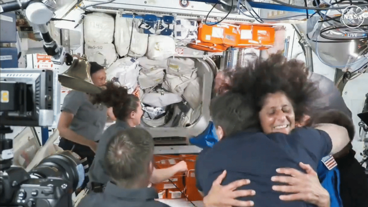 2024 സെപ്റ്റംബറിൽ വിക്ഷേപിക്കുന്ന സ്‌പേസ് എക്‌സിന്റെ ക്രൂ ഡ്രാഗൺ ദൗത്യ സംഘാംഗങ്ങൾ തിരിച്ചുവരുമ്പോൾ സുനിത വില്യംസും വിൽമോറും ആ പേടകത്തിൽ തിരിച്ചുവരുമെന്നാണ് നിലവിൽ പ്രതീക്ഷിക്കുന്നത്. അങ്ങനെ വന്നാൽ എട്ട് മാസക്കാലം ഇരുവരും നിലയത്തിൽ തുടരേണ്ടി വരും. സ്‌പേസ് എക്‌സ് പേടകം 2025 ഫെബ്രുവരിയിലാണ്  തിരിച്ചുവരിക. (Image credits: PTI)