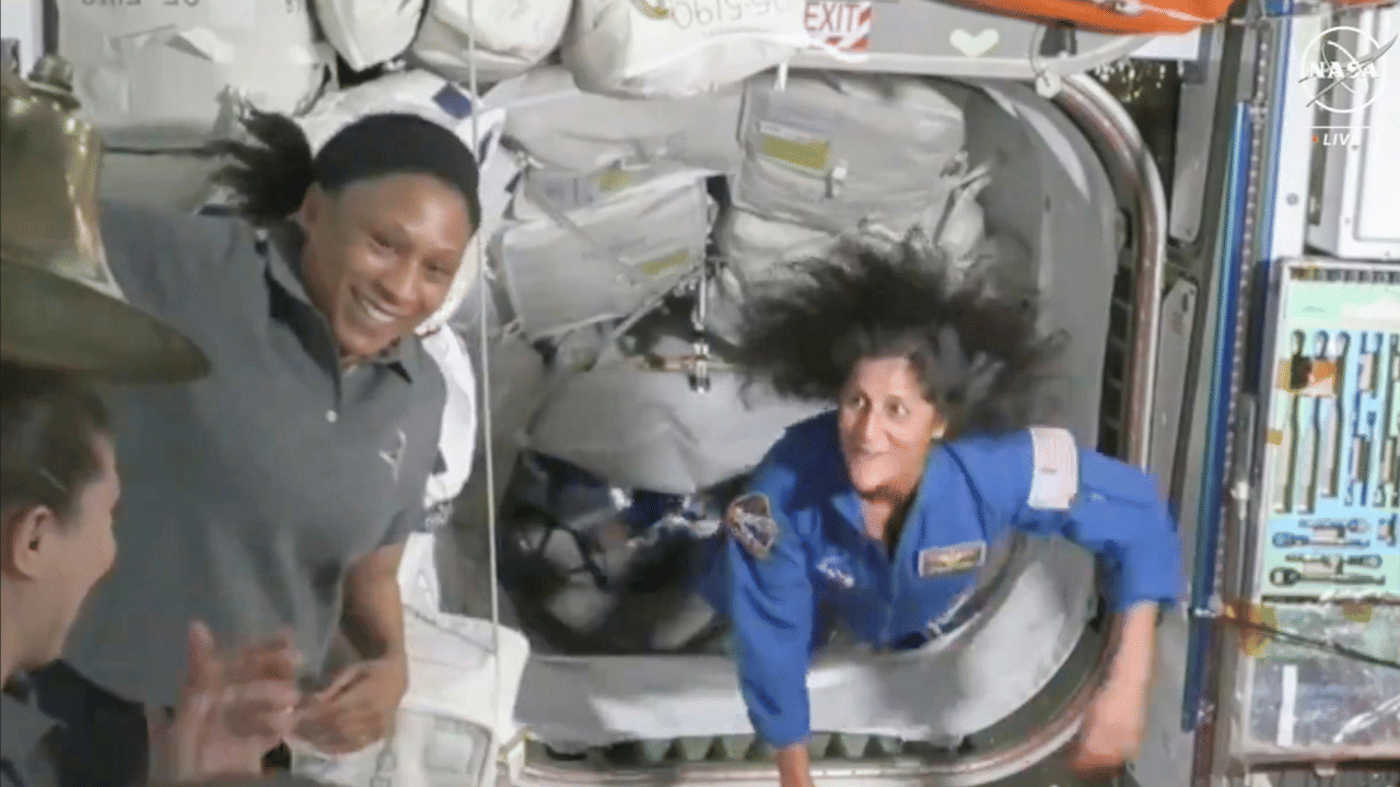 കൂടാതെ കണ്ണിന്റെ ഘടനയിലും മാറ്റമുണ്ടാക്കിയേക്കാം. സുനിത വില്യംസിന്റെ കണ്ണിന്റെ ആരോഗ്യം പരിശോധിക്കുന്നതിനായി റെറ്റിന, കോർണിയ, ലെൻസ് എന്നിവയുടെ സ്‌കാനുകൾ നടത്തിയിട്ടുണ്ടെന്നാണ് റിപ്പോർട്ട്. എന്നാൽ ഇത്തരം പ്രശ്‌നങ്ങൾ ബഹിരാശ സഞ്ചാരികളിൽ സാധാരണമാണെന്നാണ് വൃത്തങ്ങൾ വ്യക്തമാക്കുന്നത്. (Image credits: PTI)
