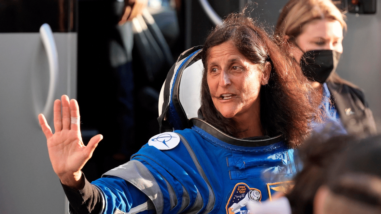 ഗുരത്വാകർഷണ ബലമില്ലാതെ ഭാരമില്ലായ്മയിൽ ദീർഘനാൾ നിൽക്കേണ്ടി വരുമ്പോഴുണ്ടാകുന്ന അവസ്ഥയാണിതെന്നാണ് റിപ്പോർട്ടുകൾ വ്യക്തമാക്കുന്നത്. സ്‌പേസ് ഫ്‌ളൈറ്റ് അസോസിയേറ്റഡ് ന്യൂറോ-ഒക്യുലാർ സിൻഡ്രോം (സാൻസ്) എന്നാണ് ഈ അവസ്ഥയെ വിശേഷിപ്പിക്കുന്നത്. ശരീരത്തിലെ ദ്രാവക വിതരണത്തെ ബാധിക്കുന്ന ഈ പ്രശ്‌നം കാഴ്ച പ്രശ്‌നങ്ങളിലേക്കും നയിക്കുമ്പോഴാണ് ഇത്തരത്തിൽ കാഴ്ച്ച മങ്ങുന്ന അവസ്ഥയിലേക്ക് മാറുന്നത്. (Image credits: PTI)
