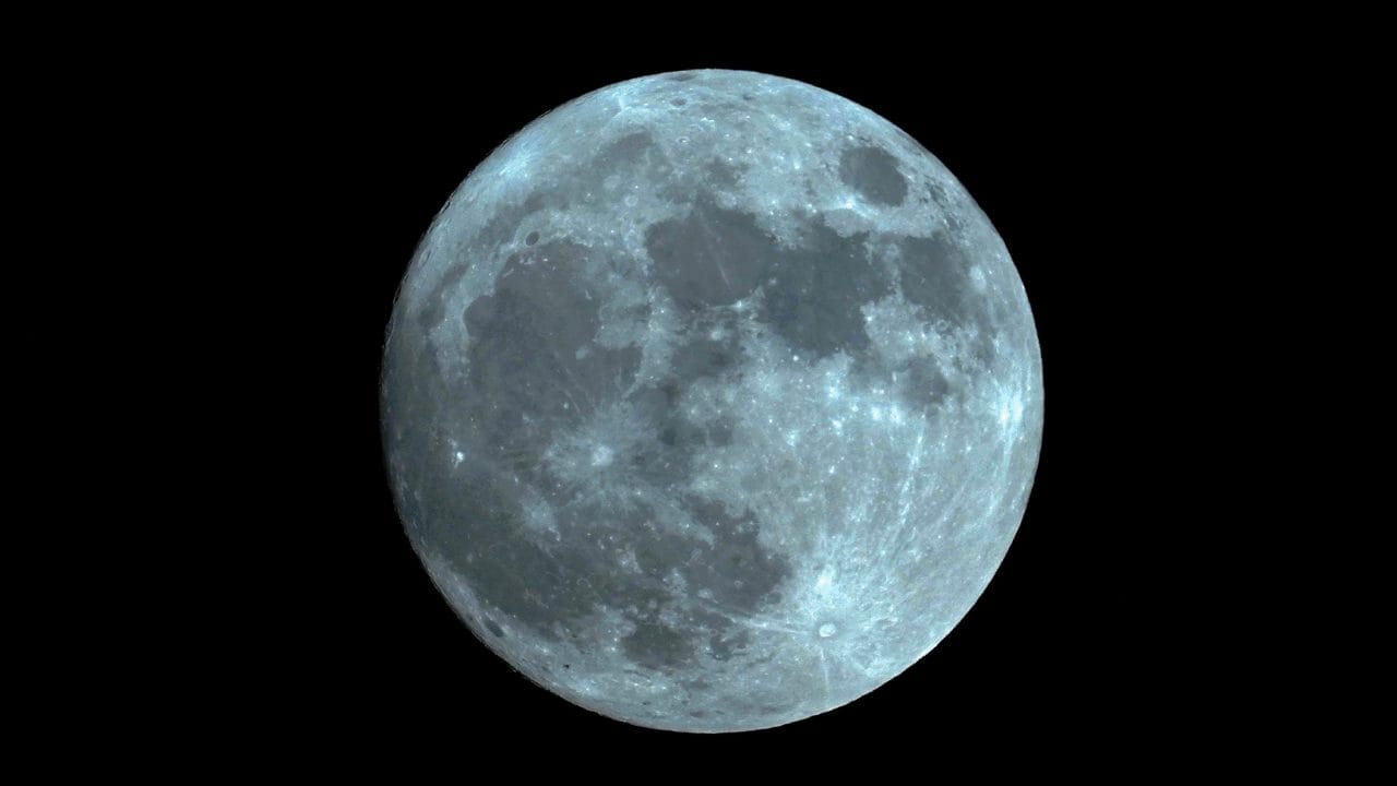 നാളെ, ഓഗസ്റ്റ് 19ന് ആകാശത്ത് സൂപ്പർ മൂൺ ബ്ലൂ മൂൺ പ്രതിഭാസം. ഇക്കൊല്ലത്തെ ഏറ്റവും വലുതും പ്രകാശമുള്ളതുമായ ചന്ദ്രൻ കാണപ്പെടുന്ന ദിവസങ്ങളിൽ ഒന്നാണ് നാളെ. താരതമ്യേന ഭൂമിയോട് അടുത്തെത്തുന്നതിനാൽ സാധാരണയിലും വലിപ്പവും പ്രകാശവും തോന്നുന്നതാണ് സൂപ്പർ മൂൺ. ഇതിനൊപ്പം ബ്ലൂ മൂൺ കൂടി ഒരുമിച്ച് വരുന്ന അപൂർവ ദിവസമാണ് നാളെ.