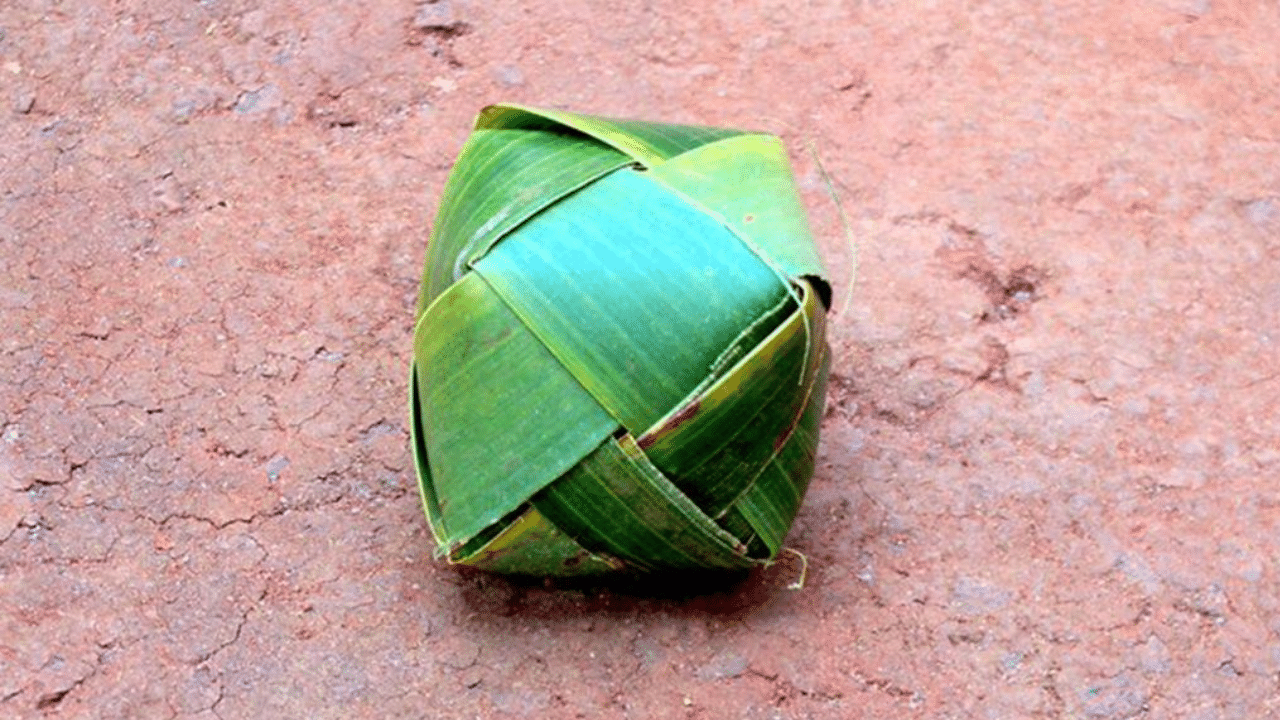 ഓണാഘോഷങ്ങൾക്ക് മാറ്റ് കൂട്ടുന്ന നാടൻ കായിക വിനോദങ്ങളിലൊന്നാണ് തലപ്പന്തുകളിയെന്ന് പറയുന്നത്. തലപ്പന്തെന്നും ഓണപ്പന്തെന്നും ഈ കളി അറിയപ്പെടാറുണ്ട്. ഓണക്കാലത്ത് നാട്ടിൻപുറങ്ങളിൽ കുട്ടികളും മുതിർന്നവരുമൊക്കെ വീട്ടു മുറ്റങ്ങളിലും മൈതാനങ്ങളിലുമൊക്കെ തലപ്പന്തു കളി കളിക്കാറുണ്ട്. കളിക്കാർ രണ്ട് സംഘങ്ങളായി പിരിഞ്ഞ്, ഒരു കൂട്ടർ കളിക്കുകയും മറ്റേ കൂട്ടർ കാക്കുകയും ചെയ്യുന്നതാണ് തലപ്പന്തുകളി.(Image Credits: Social Media)