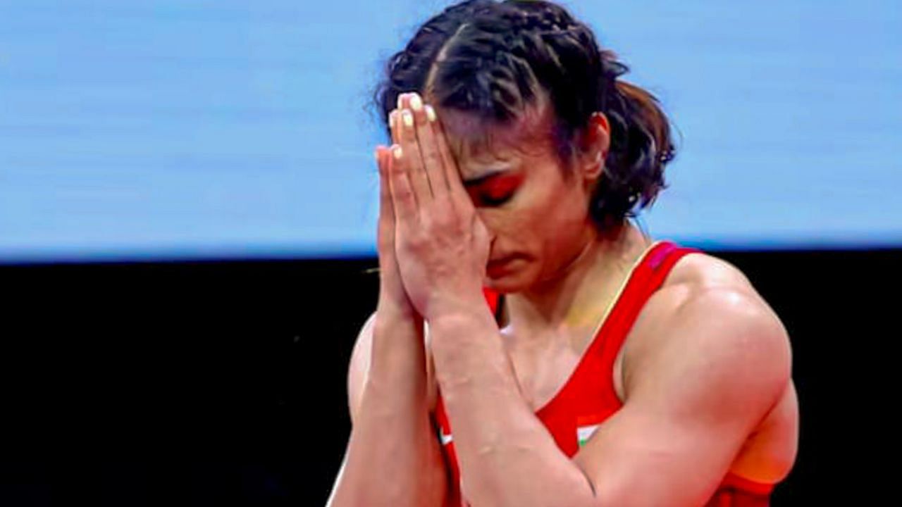 Vinesh Phogat : ശരീരഭാരം 52 കിലോ; രാത്രിയിൽ തന്നെ ഫോഗട്ട് രക്തവും വിയർപ്പും ഒഴുക്കി, നഖവും മുടിയും വെട്ടി; പക്ഷെ നിർഭാഗ്യം വിട്ടൊഴിഞ്ഞില്ല