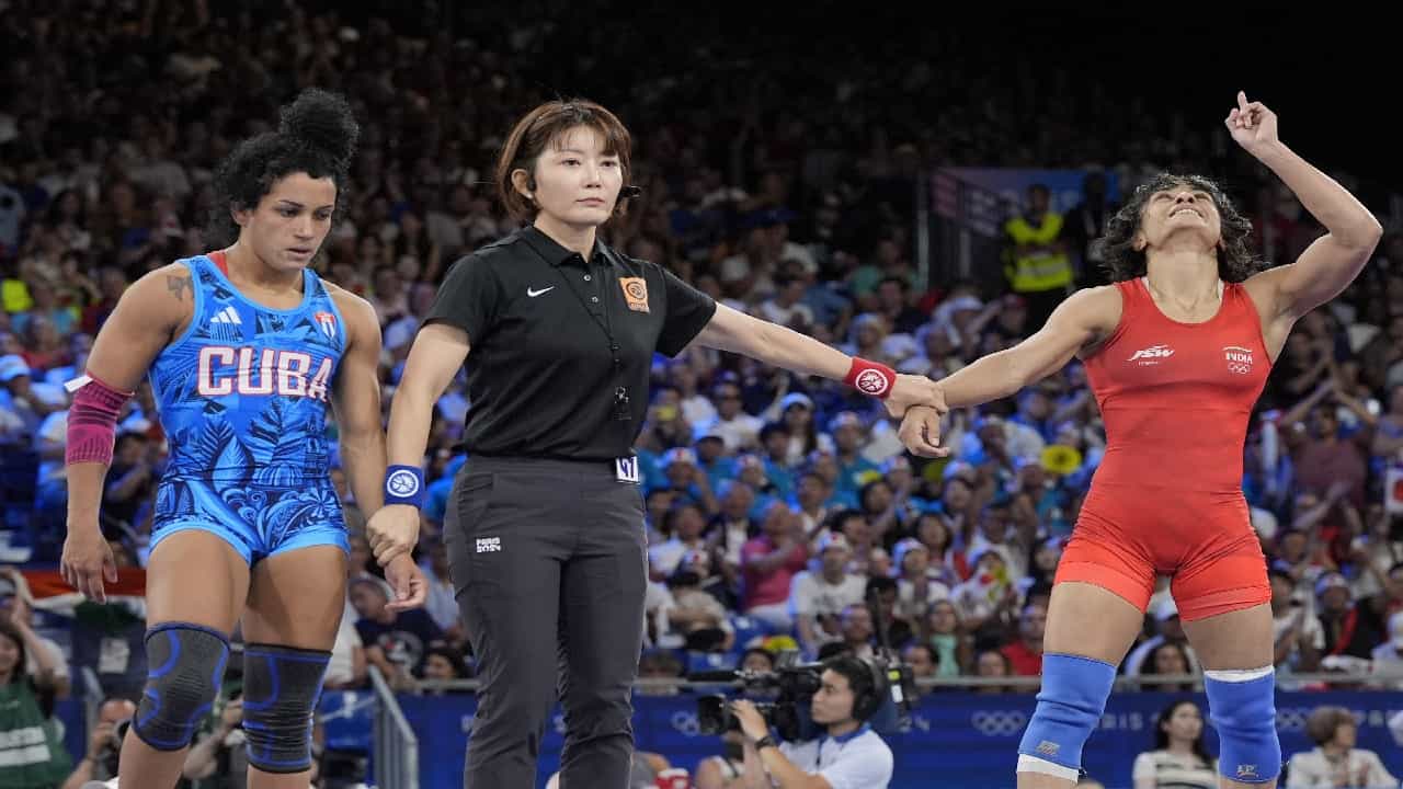 Olympics 2024: ഇനി മെഡലുമായി മടക്കം; ചരിത്രം കുറിച്ച് വിനേഷ് ഫോഗട്ട്, ഗുസ്തിയില് ഫൈനലില് Olympics 2024: ഇനി മെഡലുമായി മടക്കം; ചരിത്രം കുറിച്ച് വിനേഷ് ഫോഗട്ട്, ഗുസ്തിയില് ഫൈനലില്
