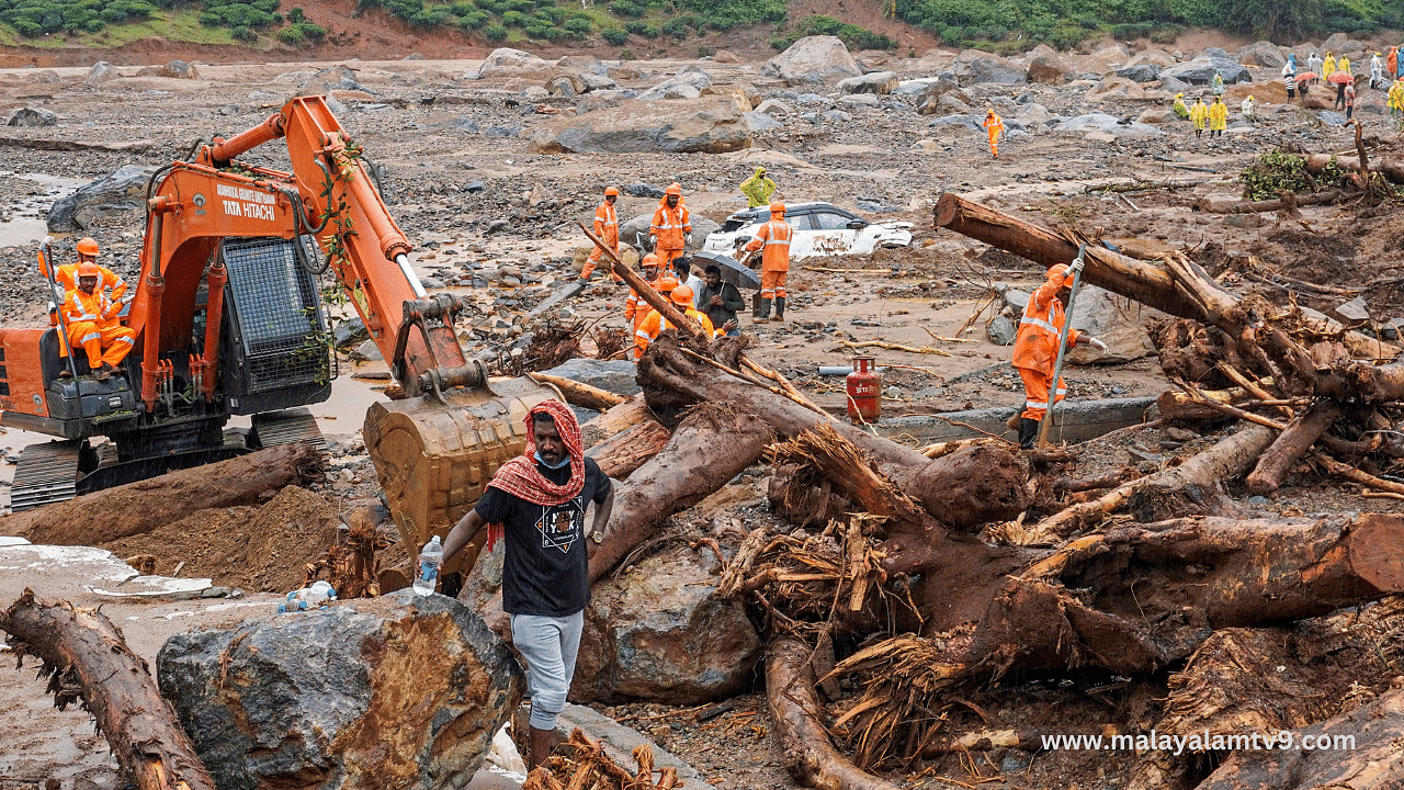 Wayanad Landslide : ‘തിരിച്ചടയ്ക്കാനായി ശല്യം ചെയ്യരുത്’; വയനാട് ദുരന്തബാധിതരുടെ ബാങ്ക് വായ്പകൾക്ക് മോറട്ടോറിയം പ്രഖ്യാപിച്ചു