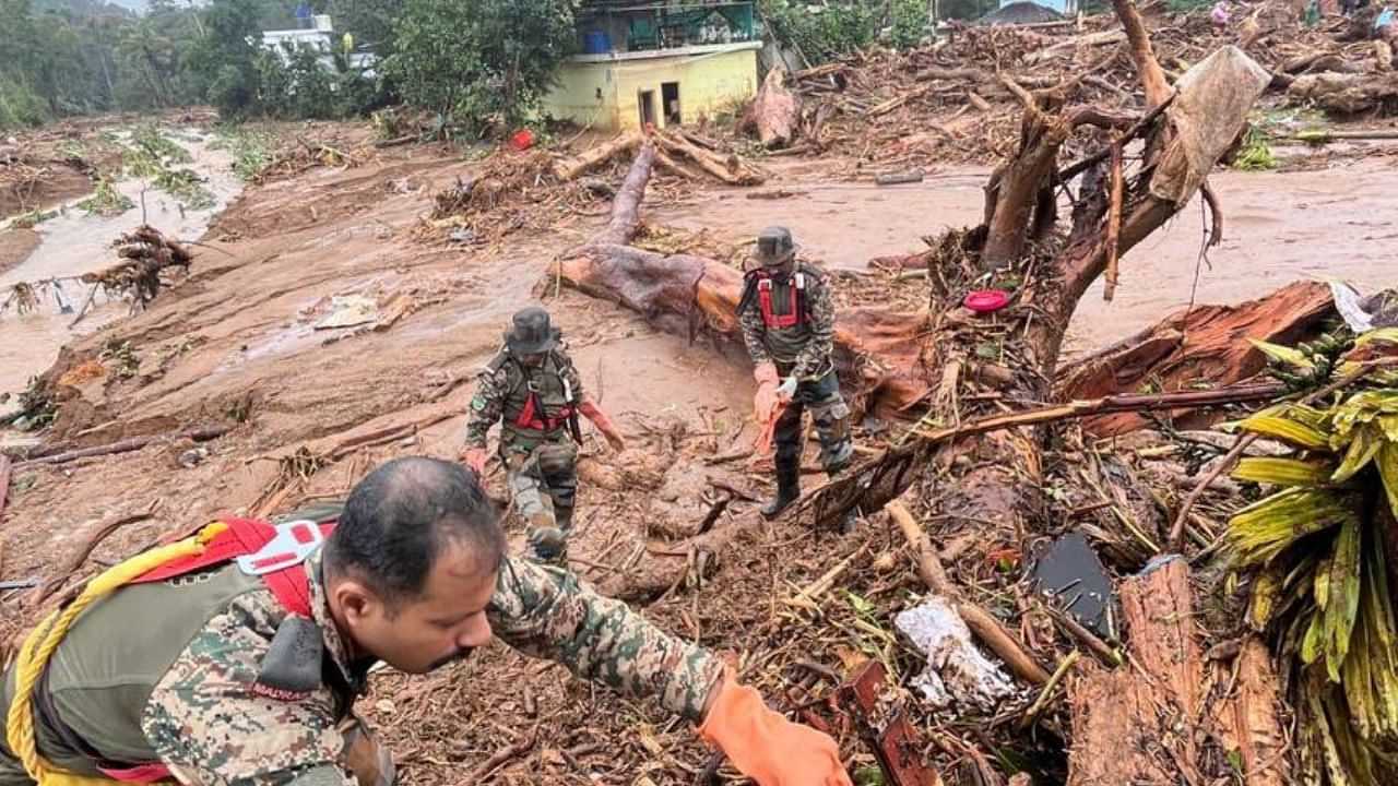 Wayanad Landslides : വയനാട്ടിലെ രക്ഷദൗത്യം അവസാനിച്ചിട്ടില്ല; പടവെട്ടിക്കുന്നിൽ നിന്നും നാല് പേരെ സൈന്യം രക്ഷപ്പെടുത്തി