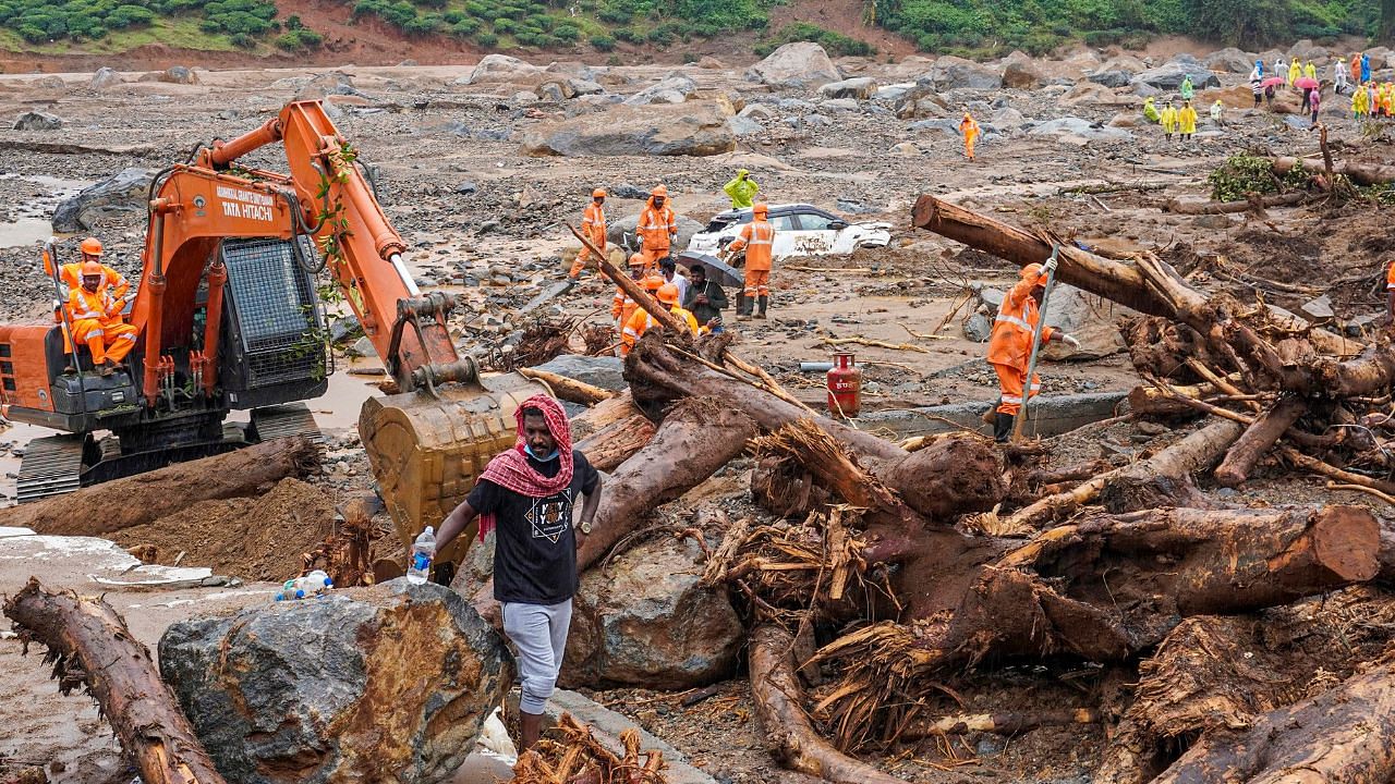 Wayanad Landslides: ഉരുള്‍പൊട്ടലില്‍ സര്‍വതും നശിച്ചവര്‍ക്കായി അയച്ചവയില്‍ ഉപയോഗിച്ച അടിവസ്ത്രവും; നീക്കം ചെയ്തത് 85 ടണ്‍ മാലിന്യം