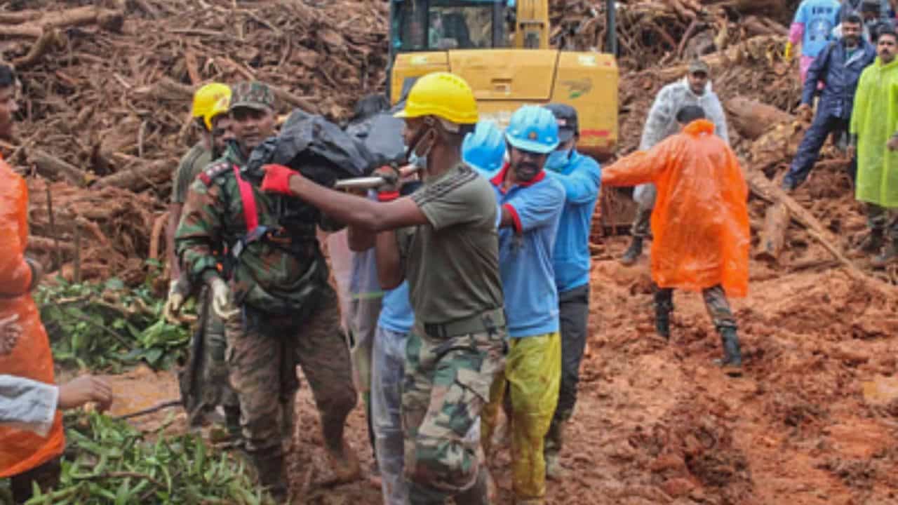 Wayanad Landslide : ചൂരൽമല മേഖലയെ ആറ് സോണുകളാക്കും; 40 സംഘങ്ങൾ ഇന്ന് തിരച്ചിലിനിറങ്ങും Wayanad Landslide : ചൂരൽമല മേഖലയെ ആറ് സോണുകളാക്കും; 40 സംഘങ്ങൾ ഇന്ന് തിരച്ചിലിനിറങ്ങും