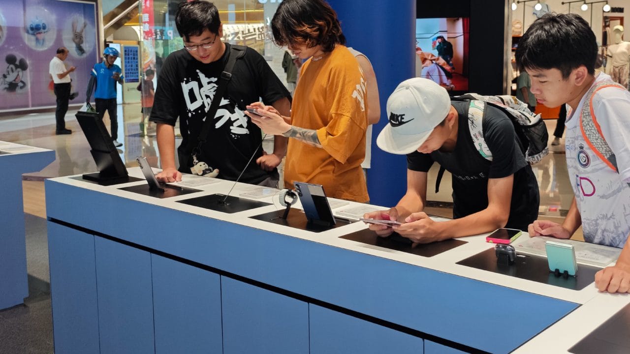 ചിത്രങ്ങൾ സഹിതമാണ് ഉപഭോക്താക്കൾ സമൂഹമാധ്യമങ്ങളിലൂടെ പരാതി അറിയിച്ചത്. ചില ഫോണുകളുടെ പവർ ബട്ടണരികെയും മറ്റ് ചില ഫോണുകളുടെ റിയർ പാനലിൻ്റെ ഇടത് വശത്ത് മുകളിലുമൊക്കെയാണ് ചെറിയ ഭാഗങ്ങളിൽ പെയിൻ്റ് ഇളകിയിരിക്കുന്നത്. ഈ ചിത്രങ്ങൾ സോഷ്യൽ മീഡിയയിൽ പ്രചരിക്കുന്നുണ്ട്. (Image Courtesy - CFOTO/Future Publishing via Getty Images)