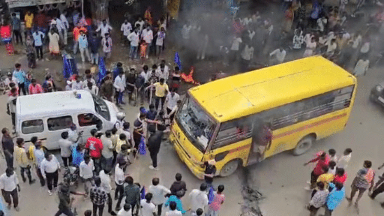 Bharat Bandh: ഭാരത്ബന്ദിനിടെ ആക്രമണം; കുട്ടികളുമായി വന്ന സ്കൂൾ ബസ് കത്തിക്കാൻ ശ്രമം, വൈറലായി വീഡിയോ