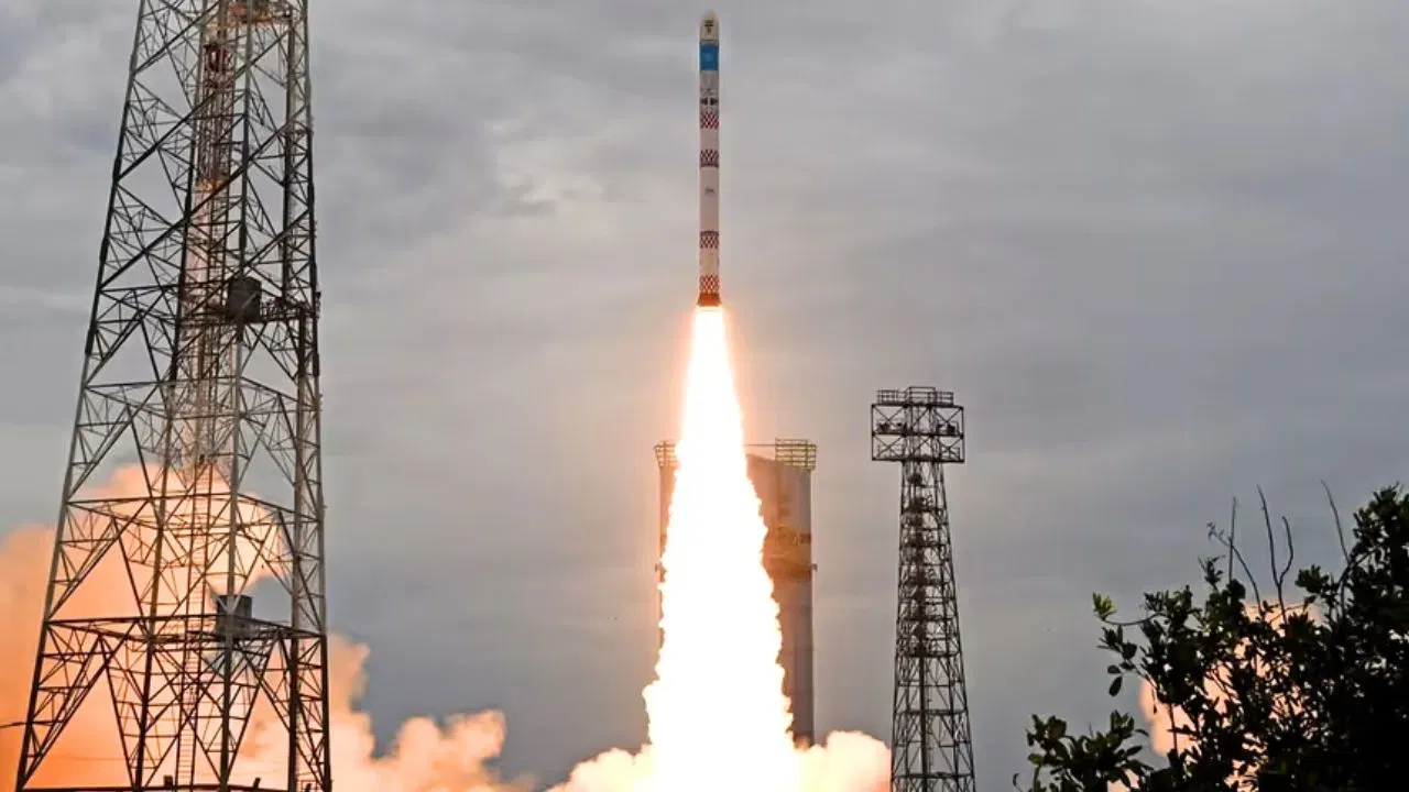 SSLV Launch: എസ്.എസ്.എൽ.വി പുതിയ മുന്നേറ്റത്തിന്റെ തുടക്കം; ഇനി വരുന്നത് ഇത്തിരിക്കുഞ്ഞന്മാരുടെ കാലം SSLV Launch: എസ്.എസ്.എൽ.വി പുതിയ മുന്നേറ്റത്തിന്റെ തുടക്കം; ഇനി വരുന്നത് ഇത്തിരിക്കുഞ്ഞന്മാരുടെ കാലം