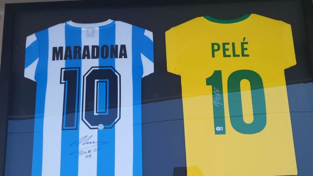 ഫുട്ബോള് ഇതിഹാസങ്ങളായ പെലെയും മാറഡോണയും തിളങ്ങിയത് അവരുടെ പത്താം നമ്പര് ജേഴ്സിയിലായിരുന്നു. കോസ്മോസ് ക്ലബ്ബ് അവരുടെ പത്താം നമ്പറും ആദരസൂചകമായി പിന്വലിച്ചു.