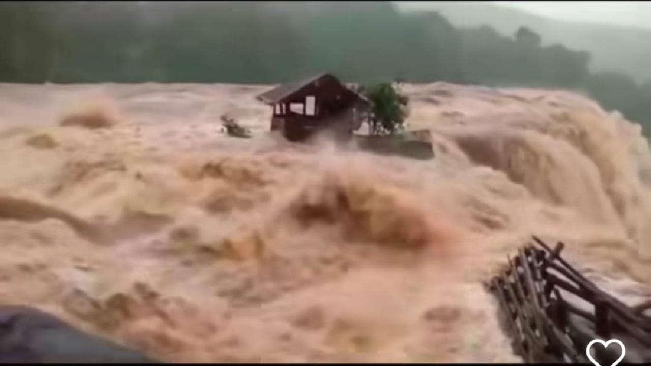 2018ലെ പ്രളയകാലത്താണ് കാവല്‍മാടത്തിന്റെ ചിത്രം ആദ്യമായി വൈറലായത്. പിന്നീടുള്ള ഓരോ മഴക്കാലത്തും കാവല്‍മാടം സധൈര്യം ഞാനിവിടെയുണ്ടെന്ന് വിളിച്ചുപറഞ്ഞുകൊണ്ടിരുന്നു.
Instagram Image