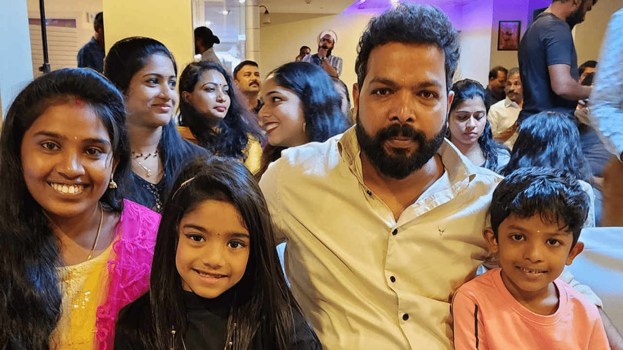 റിപോർട്ടുകൾ പ്രകാരം, 50 മില്യൺ സബ്സ്ക്രൈബേഴ്സ് ഉള്ളൊരു ചാനലിൽ പോസ്റ്റ് ചെയ്യുന്നൊരു വീഡിയോയ്ക്ക് ശരാശരി 1 മില്യൺ വ്യൂസ് ലഭിക്കും. അങ്ങനെ നോക്കുമ്പോൾ ഒരു വീഡിയോയ്ക്ക് 40000 മുതൽ 100000 രൂപ വരെയാണ് ലഭിക്കുക. വ്യൂസിൽ മാറ്റം വരുന്നതനുസരിച്ച് വരുമാനത്തിലും മാറ്റം വരാം.