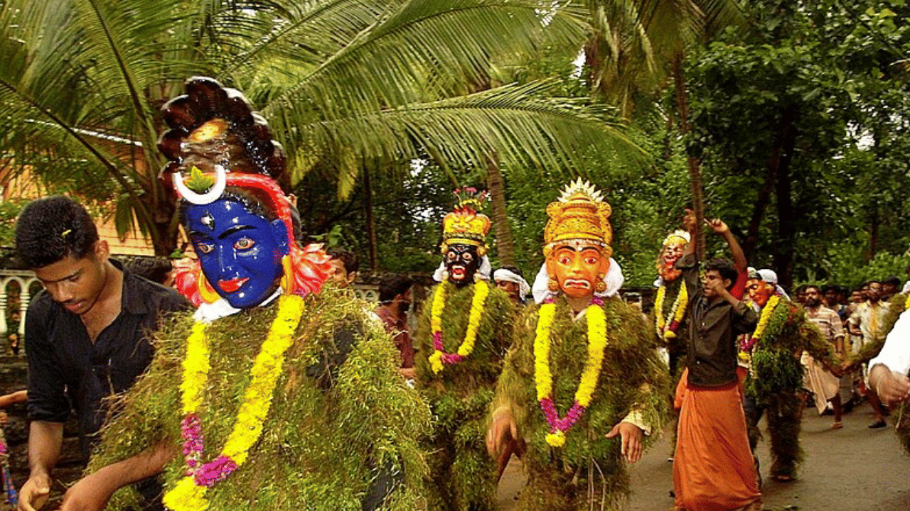 ചെണ്ടയാണ് പ്രധാന പിന്നണി വാദ്യം. കൂടാതെ തകിൽ,ചേങ്ങില, നാദസ്വരം എന്നിവയും ഉപയോഗിക്കുന്നു.