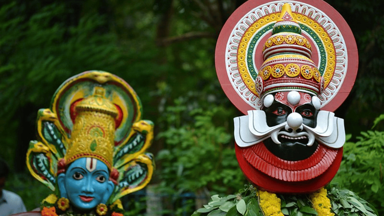 പല കുമ്മാട്ടിസംഘങ്ങളും പൈതൃകമായി ലഭിച്ച മുഖം മൂടികളാണ് ഇപ്പോഴും ഉപയോഗിക്കുന്നത്. പ്ലാവിന്റെ വേര് നെല്ലിലും എണ്ണയിലും ഇട്ട് പുഴുങ്ങിയാണ് മുഖങ്ങൾ നിർമ്മിച്ചിരുന്നത്.