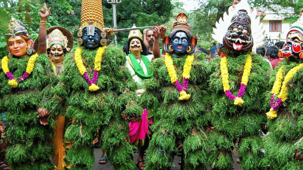 കുമ്മാട്ടികൾക്ക് ഭംഗിയുള്ള മുഖംമൂടിയാണ് ഉപയോഗിക്കുന്നത്. ആദ്യകാലങ്ങളിൽ കമുകിൻപാളകളായിരുന്നു മുഖാവരണത്തിന് ഉപയോഗിച്ചിരുന്നത്.