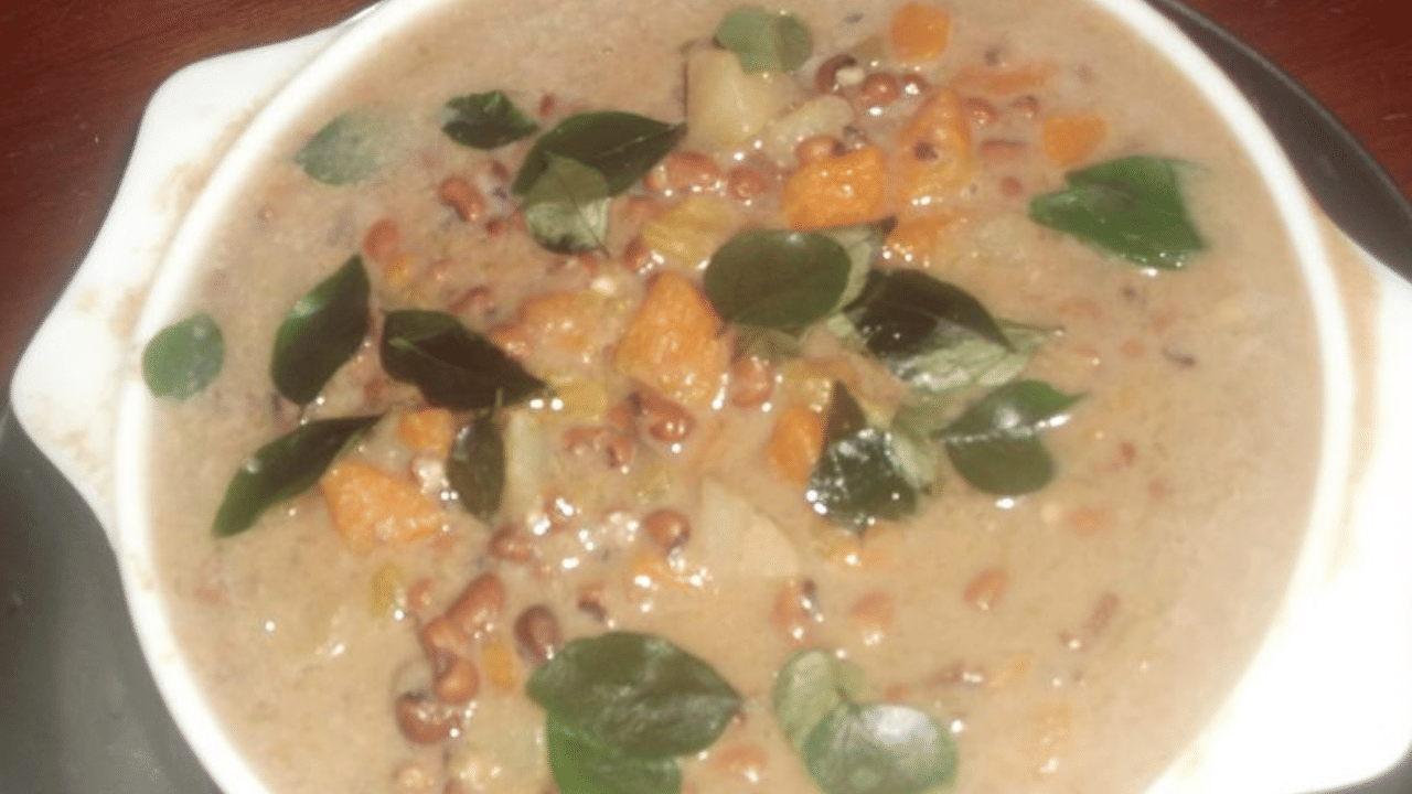 ഓലൻ സാധാരണയായി നാളികേരം വറുത്തരച്ചും പച്ചക്ക് അരച്ചും വെക്കാറുണ്ട്. അതുകൊണ്ട് ഇത് വെളുത്ത നിറത്തിലും, തവിട്ട് നിറത്തിലും കാണാവുന്നത്. ഫോട്ടോ - social media