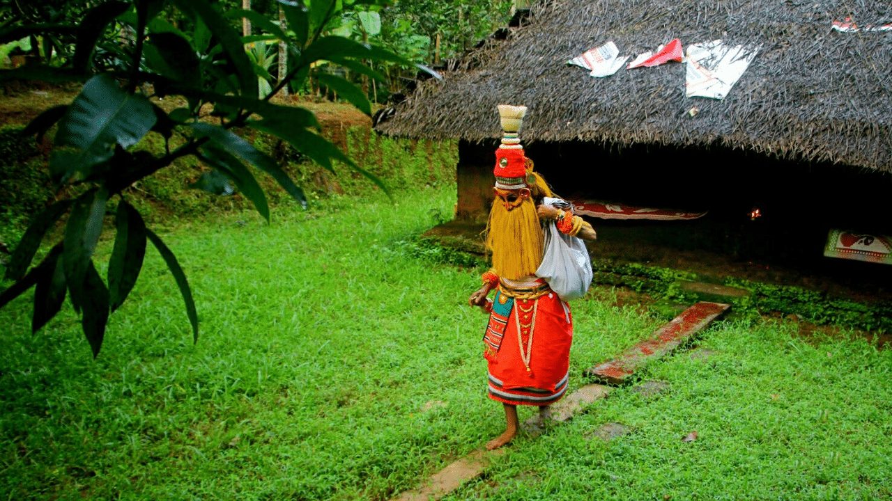 വടക്കേ മലബാറില്‍ ഓണക്കാലത്ത് ഇറങ്ങുന്ന പരമ്പരാ​ഗത രൂപമാണ് ഓണപ്പൊട്ടൻ. 