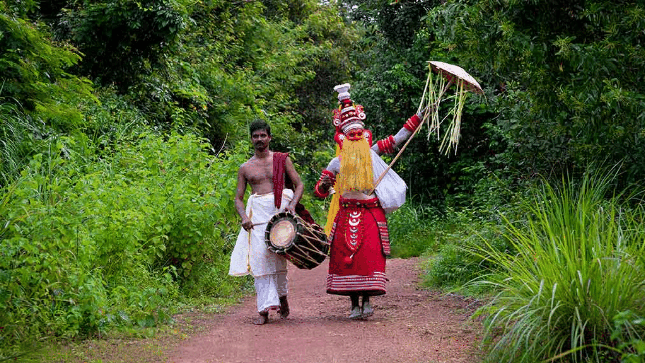 ഓണത്തിന്റെ വരവറിയിച്ച്, ഐശ്വര്യത്തിനായി വീടു തോറും സന്ദര്ശിയ്ക്കുന്ന ഓണത്തെയ്യമാണ് ഓണപ്പൊട്ടന്.