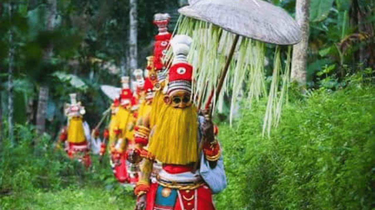 ഇതൊരു തെയ്യം തന്നെ, പക്ഷേ സംസാരിയ്ക്കില്ല. മുഖത്തെ ചമയത്തില് നിന്നും തന്നെ പൊട്ടന് എന്ന സംഗതി അറിയാം. വാ മൂടിയ അലങ്കാരമാണ് ഈ തെയ്യം രൂപത്തിന്റേത്.