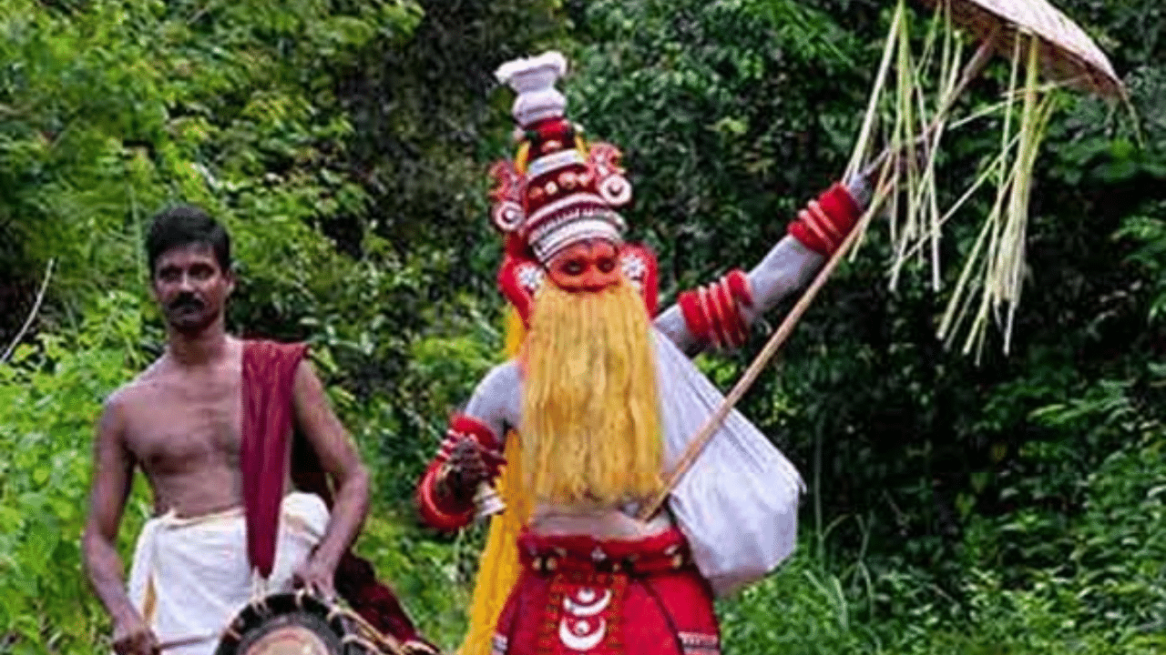 ഉത്രാടത്തിനാണ് പ്രധാനമായും ഓണപ്പൊട്ടന് വീടുകളില് സന്ദര്ശനം നടത്തുക. ഇതിലൂടെ വീടിന് ഐശ്വര്യമുണ്ടാകുന്നുവെന്നാണ് വിശ്വാസം. കൈതനാരു കൊണ്ട് മുടിയും കുരുത്തോലക്കുടയും മുഖത്തു ചായവുമാണ് ഓണപ്പൊട്ടന്റെ വേഷം.