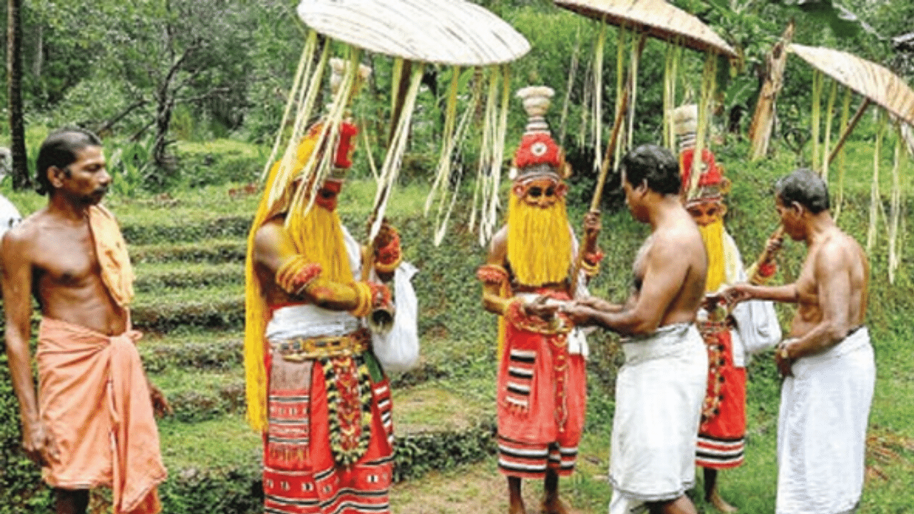 നിലത്തൊരിയ്ക്കലും കാലുറപ്പിച്ചു നില്ക്കാതെ താളം ചവിട്ടുകയും ഓടുകയുമെല്ലാമാണ് ഓണപ്പൊട്ടന് ചെയ്യുക. ഓണപ്പൊട്ടിന് വീടുകളില് നിന്നും ദക്ഷിണയായി അരിയും പണവുമെല്ലാം നല്കും.