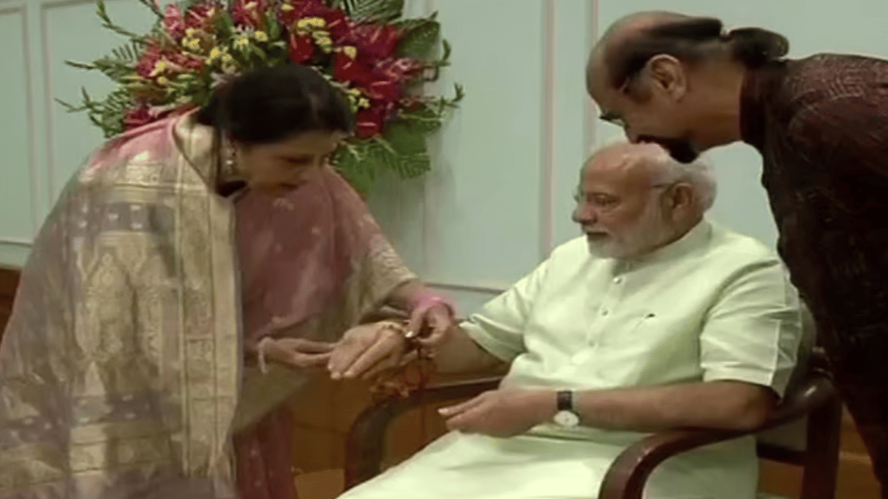 PM Modis Pak Sister: പാകിസ്ഥാനിൽ നിന്ന് പ്രധാനമന്ത്രിക്കൊരു സഹോദരി; മുപ്പതാം തവണയും മുടങ്ങാതെ രാഖിയുമായെത്തി ക്വാമര്‍ ഷേഖ്