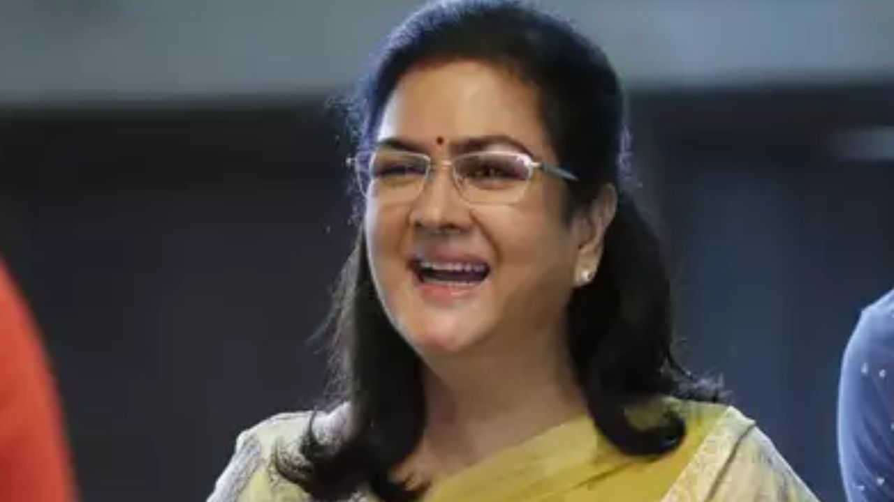 Kerala State Film Awards: ഓരോ അഭിനന്ദനവും ഓരോ പുരസ്കാരം; പാർവ്വതിയുടേത് മികച്ച പ്രകടനം: ഉർവശി Kerala State Film Awards: ഓരോ അഭിനന്ദനവും ഓരോ പുരസ്കാരം; പാർവ്വതിയുടേത് മികച്ച പ്രകടനം: ഉർവശി