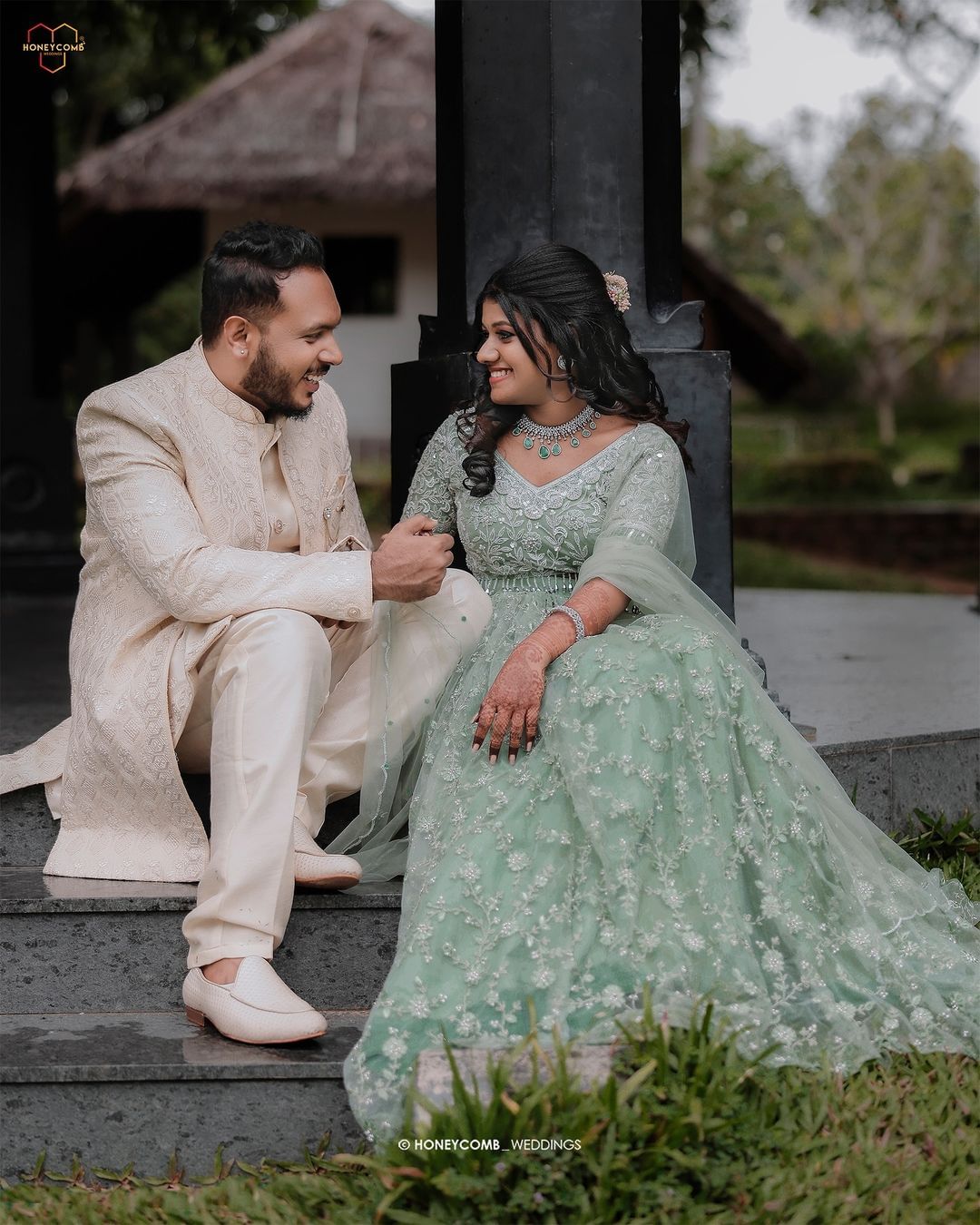 ഓഫ് വൈറ്റ് ഷെര്വാണിയാണ് കാര്ത്തിക് വിവാഹ നിശ്ചയത്തിന് ധരിച്ചത്. പേസ്റ്റല് ഗ്രീന് നിറത്തിലുള്ള ലെഹങ്കയായിരുന്നു വധുവിന്റെ ഔട്ട്ഫിറ്റ്.കഴിഞ്ഞ ദിവസം ഏറെ വൈകിയാണ് താരം ഇക്കാര്യം പുറത്തുവിട്ടത്. അടുത്ത സുഹൃത്തുക്കളും ബന്ധുക്കളും മാത്രമാണ് ചടങ്ങിൽ പങ്കെടുത്തത്.