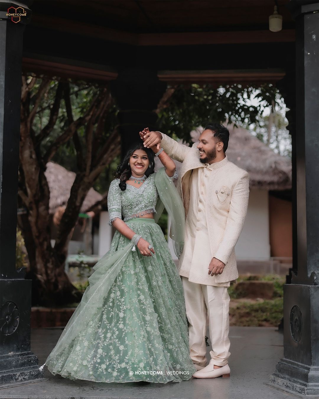വിവാഹനിശ്ചയത്തിന്റെ ചിത്രങ്ങളും വിശേഷങ്ങളുമാണ് താരം തന്റെ ഇൻസ്റ്റാഗ്രാം പോസ്റ്റിലൂടെ പങ്കുവച്ച് എത്തിയത്.'അങ്ങനെ അവര് ഒന്നിക്കുകയാണ് സുഹൃത്തുക്കളെ' എന്ന ക്യാപ്ഷനോടെയാണ് വവാഹനിശ്ചയ ചിത്രങ്ങൾ പങ്കുവച്ചിരിക്കുന്നത്.