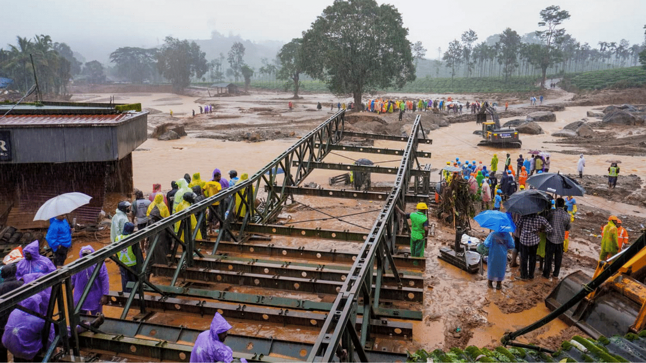 Wayanad Landslide: ജീവൻ്റെ തുടിപ്പുതേടി മൂന്നാദിവസം; രാത്രി വൈകിയും ബെയ്ലി പാലനിർമ്മാണം Wayanad Landslide: ജീവൻ്റെ തുടിപ്പുതേടി മൂന്നാദിവസം; രാത്രി വൈകിയും ബെയ്ലി പാലനിർമ്മാണം