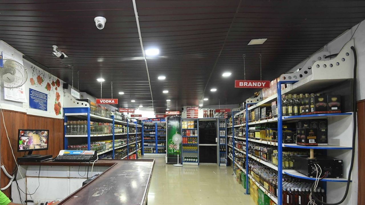 സെപ്റ്റംബർ 21 ശനിയാഴ്ച സംസ്ഥാനത്ത് ഡ്രൈഡേ ആയിരിക്കും അതു കൊണ്ട് തന്നെ ഒരു മദ്യ വിൽപ്പന ശാലകളും തുറക്കില്ല. സെപ്റ്റംബറിൽ ബെവ്കോയുടെ ഏറ്റവും അവസാനത്തെ അവധി കൂടിയാണ് ശ്രീനാരായണ ഗുരു സമാധി