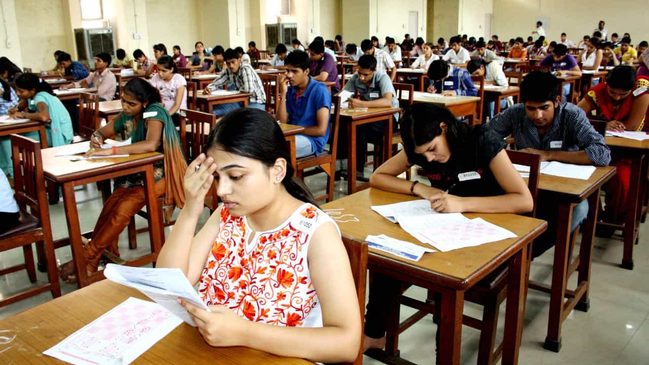 AI for Exam Evaluation: കാലം പോയൊരു പോക്കേ; ഉത്തരക്കടലാസ് മൂല്യ നിർണയത്തിന് എഐ AI for Exam Evaluation: കാലം പോയൊരു പോക്കേ; ഉത്തരക്കടലാസ് മൂല്യ നിർണയത്തിന് എഐ