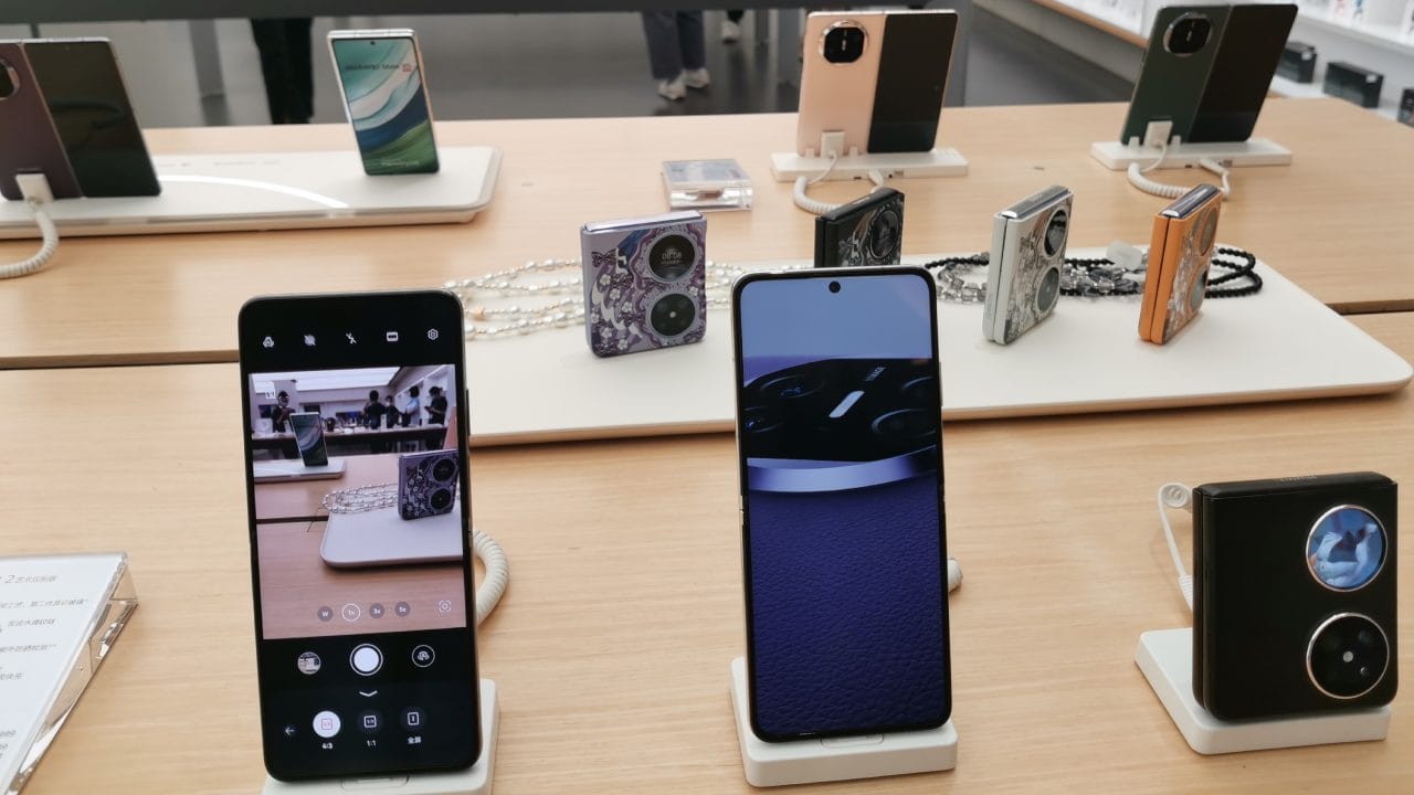 ആൻഡ്രോയ്ഡിൽ പുതിയ അഞ്ച് ഫീച്ചേഴ്സ് അവതരിപ്പിച്ച് ഗൂഗിൾ. ടോക്ക്ബാക്ക്, സർക്കിൾ ടു സെർച്ച് തുടങ്ങിയ സൗകര്യങ്ങളിലാണ് പുതിയ ഫീച്ചറുകൾ അവതരിപ്പിച്ചിരിക്കുന്നത്. ഗൂഗിൾ ക്രോം, വാച്ച് അടക്കമുള്ള വെയർ ഒഎസ് ഡിവൈസുകൾ തുടങ്ങി വിവിധ ആപ്പുകളിലും ഡിവൈസുകളിലും പുതിയ ഫീച്ചേഴ്സ് അവതരിപ്പിച്ചിട്ടുണ്ട്. (Image Courtesy - Costfoto/NurPhoto via Getty Images)