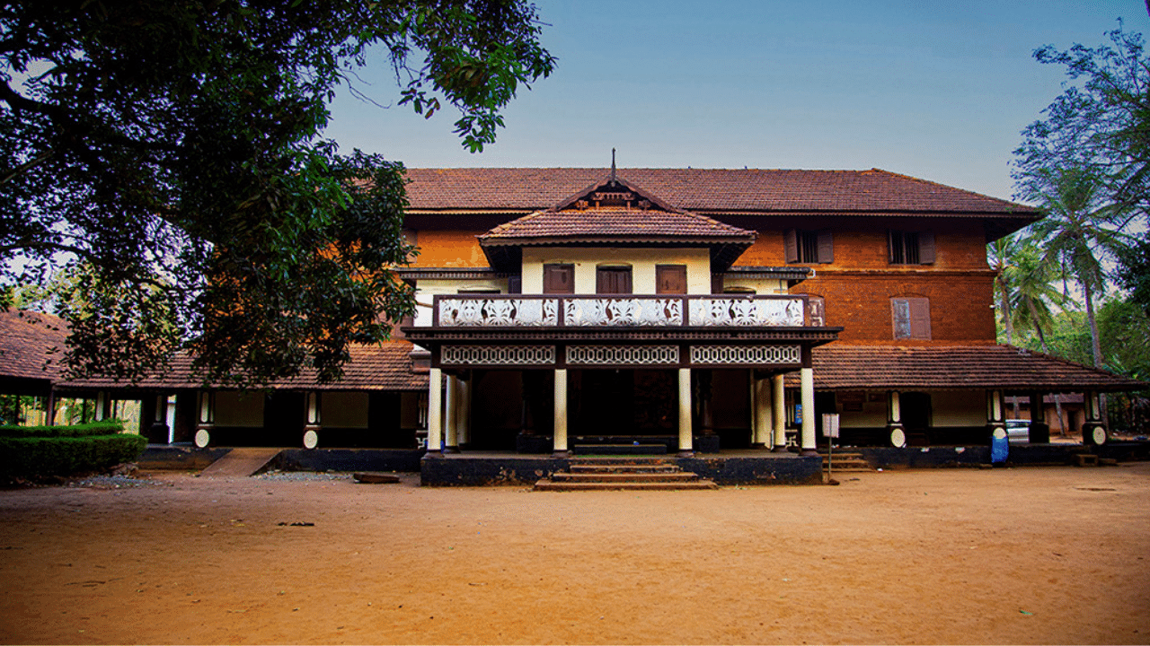 വരിക്കാശ്ശേരി മന: ആറാം തമ്പുരാൻ, ദേവാസുരം, രാപ്പകൽ തുടങ്ങി നിരവധി ചിത്രങ്ങൾ ഷൂട്ട് ചെയ്ത സ്ഥലമാണ് വരിക്കാശ്ശേരി മന. ഒറ്റപ്പാലം-ഷൊർണൂർ സംസ്ഥാന പാതയിൽ മനിശ്ശേരിയിലാണ് ഇത് സ്ഥിതി ചെയ്യുന്നത്. വള്ളുവനാട്ടിലെ ആഢ്യ ബ്രാഹ്മണ കുടുംബങ്ങളിൽ ഒന്നാമതായിരുന്നു വരിക്കാശ്ശേരി മനക്കാർ. 6 ഏക്കറോളം സ്ഥലത്താണ്, ഈ 300 വർഷം പഴക്കമുള്ള മന സ്ഥിതി ചെയ്യുന്നത്. (Image Courtesy: Kerala Tourism Official Page)