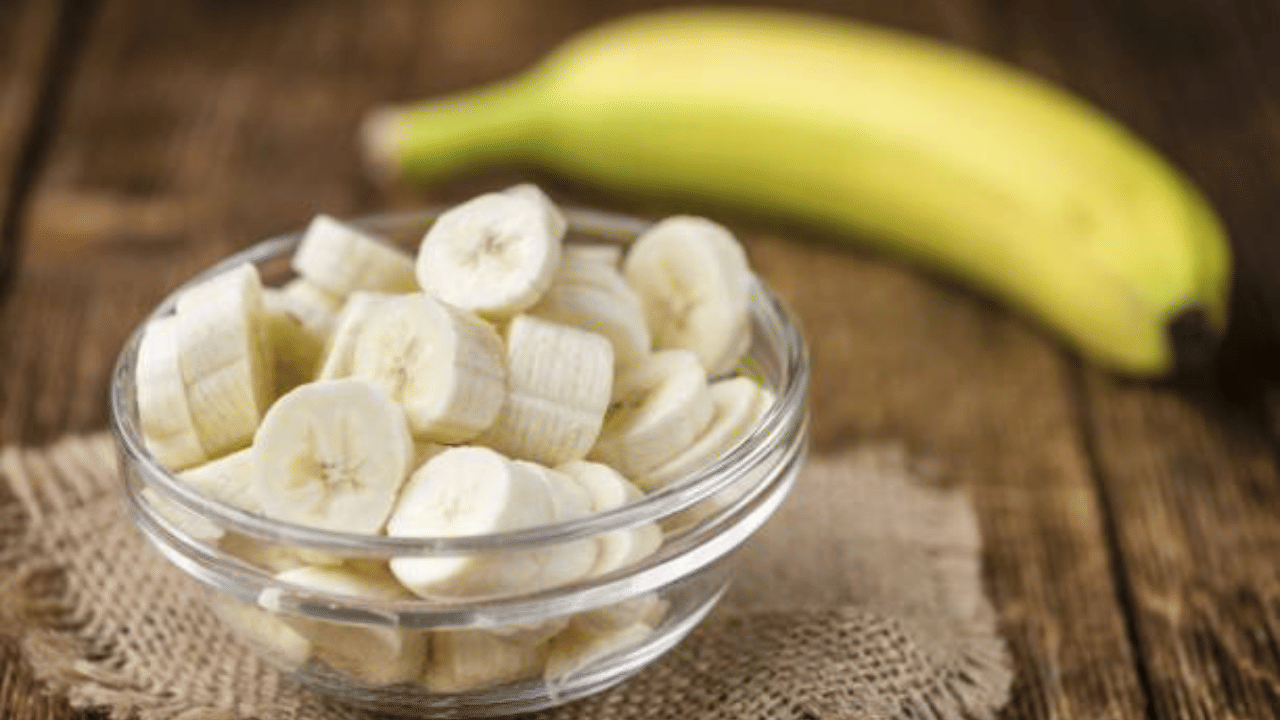 പുളിശേരി പലവിധമുണ്ട്. മാമ്പഴ സീസണായാൽ മിക്കവരും തയാറാക്കുന്നതാണ് മാമ്പഴ പുളിശ്ശേരി. കൂടാതെ പൈനാപ്പിൾ കൊണ്ടും നല്ല പുളിശേരി തയ്യാറാക്കാവുന്നതാണ്.