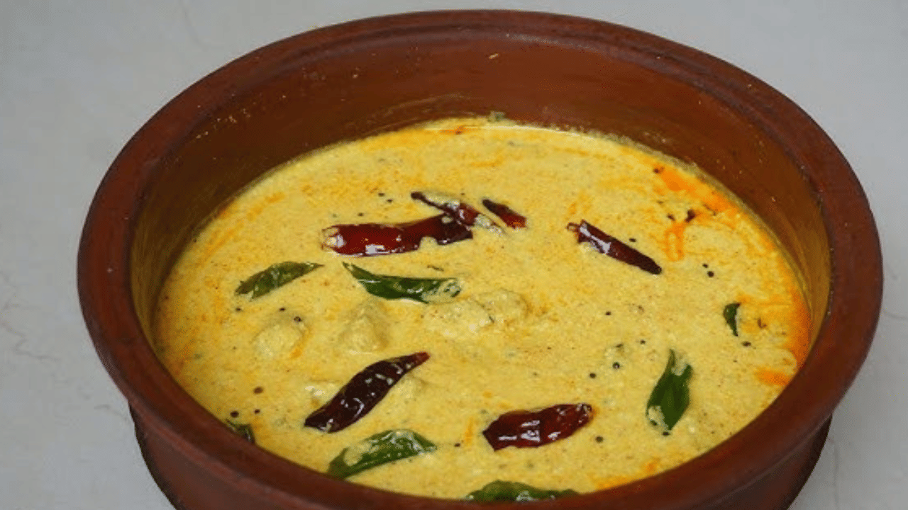 വേവിച്ച വച്ചിരിക്കുന്ന കൂട്ടിലേക്ക് ഈ അരപ്പ് ചേർക്കുക. കുറച്ച് വെള്ളം കൂടെ അരപ്പിലേക്ക് ചേർത്ത് അതു കൂടെ ഒഴിച്ച് നന്നായി ഇളക്കിയ ശേഷം ഏകദേശം 5 മിനിറ്റോളം ചെറിയ തീയിൽ തിളപ്പിക്കുക. ശേഷം ഇതിലേക്ക് കട്ടകളൊക്കെ നന്നായി ഉടച്ച് അധികം പുളി ഇല്ലാത്ത ഒരു കപ്പ് തൈര് ചേർത്ത് നന്നായി യോജിപ്പിക്കുക.