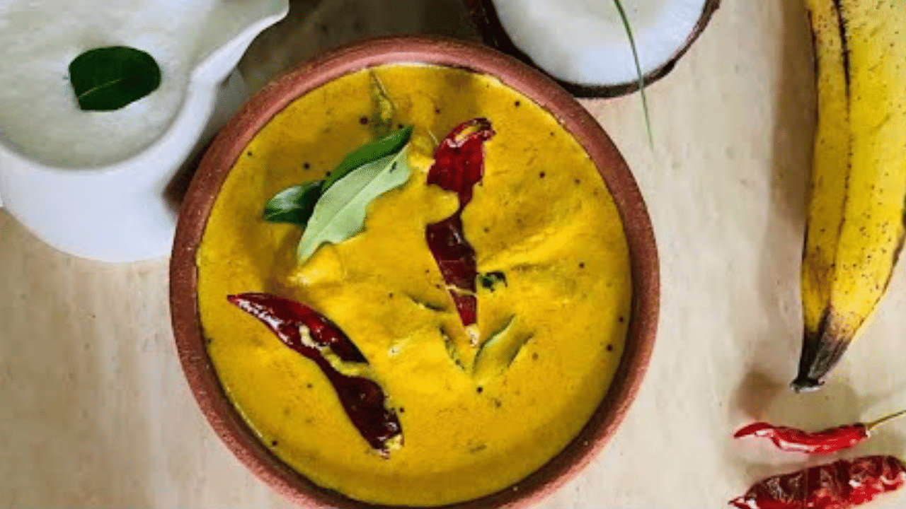 ഈ പഴം വേവുന്ന സമയം കൊണ്ട് ഇതിലേക്കുള്ള അരപ്പ് തയാറാക്കിയെടുക്കാവുന്നതാണ്. ഒരു ജാറിലേക്ക് മുക്കാൽ കപ്പ് ചിരകിയ തേങ്ങയും രണ്ട് ചെറിയ കഷ്ണം വെളുത്തുള്ളിയും രണ്ട് ചെറിയ ഉള്ളിയും ഒരു പച്ചമുളകും ഒരു ടീസ്പൂൺ ചെറിയ ജീരകവും കാൽ കപ്പ് വെള്ളവും ചേർത്ത് നല്ലതുപോലെ അരച്ച് മാറ്റിവയ്ക്കുക.