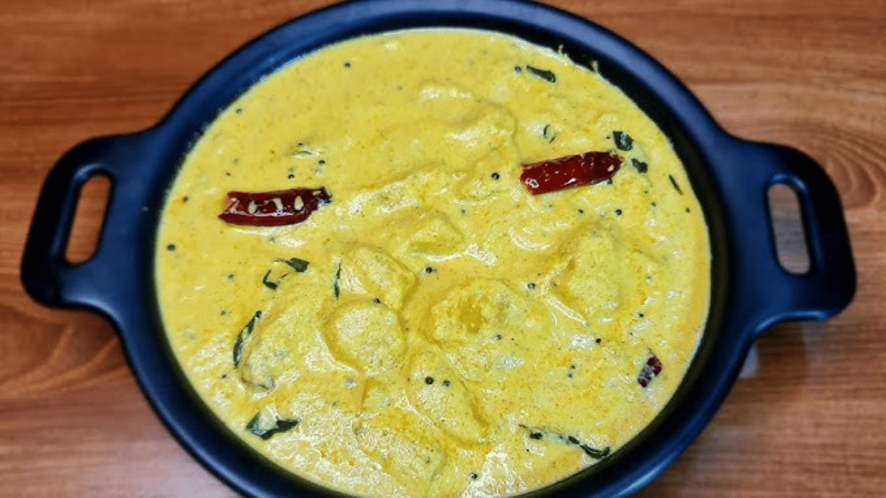 നന്നായി പഴുത്ത ഒരു നേന്ത്രപ്പഴം തൊലി കളഞ്ഞതിനു ശേഷം ചെറിയ കഷ്ണങ്ങളായി മുറിച്ചു മാറ്റുക. പുളിശ്ശേരി തയാറാക്കുന്ന പാത്രത്തിൽ പഴം മുങ്ങി കിടക്കാൻ പാകത്തിന് വെള്ളം ഒഴിച്ചു കൊടുക്കുക. അതോടൊപ്പം അര ടീസ്പൂൺ ഉപ്പ്, അര ടീസ്പൂൺ മഞ്ഞൾപ്പൊടി, ഒരു ടീസ്പൂൺ മുളകുപൊടി, മുക്കാൽ ടീസ്പൂൺ കുരുമുളക് പൊടിയും രണ്ട് ചെറിയ കഷ്ണം ശർക്കരയും ചേർത്ത ഇടത്തരം തീയിൽ 5 മിനിറ്റോളം വേവിക്കുക.