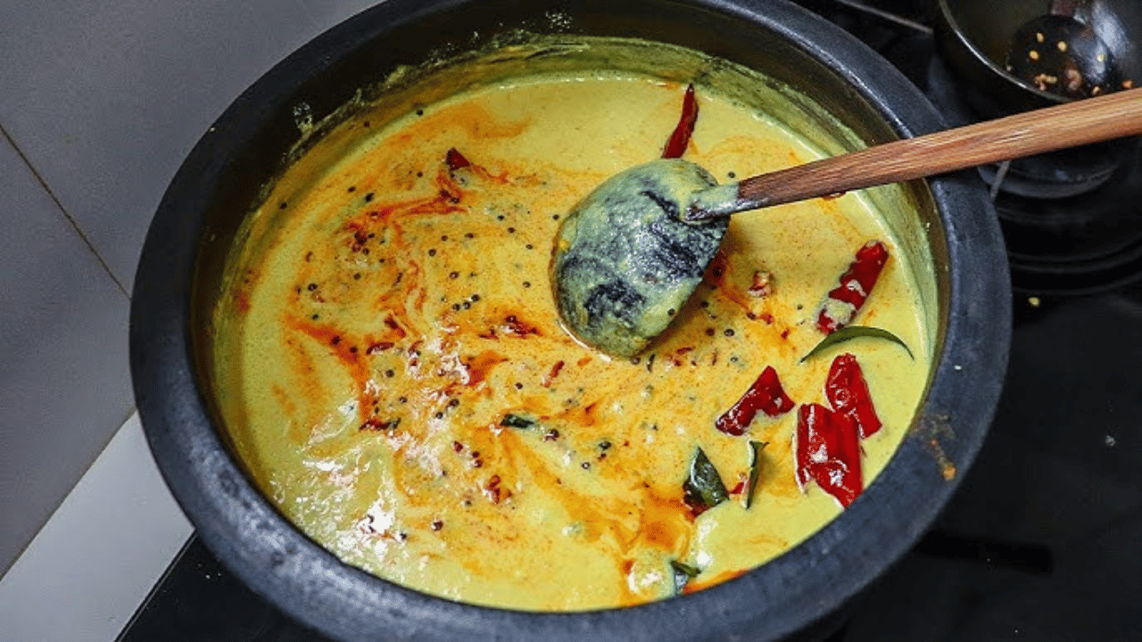 അരപ്പ് തയാറാക്കുന്നതിന് വേണ്ട ചേരുവകൾ. ചിരകിയ തേങ്ങ - 3/4 കപ്പ്, വെളുത്തുള്ളി അല്ലി - 2 എണ്ണം, ചുവന്നുള്ളി - 2 എണ്ണം, പച്ചമുളക് - 1 എണ്ണം, ചെറിയ ജീരകം - 1 ടീസ്പൂൺ, വെള്ളം - 1/4 കപ്പ്. കൂടാതെ താളിക്കുന്നതിന് വെളിച്ചെണ്ണ - 2 ടേബിൾ സ്പൂൺ, കടുക് - 1 ടീസ്പൂൺ, ഉലുവ - 1/2 ടീസ്പൂൺ, വറ്റൽ മുളക് - 2 എണ്ണം, കറിവേപ്പില എന്നിവയും വേണം.