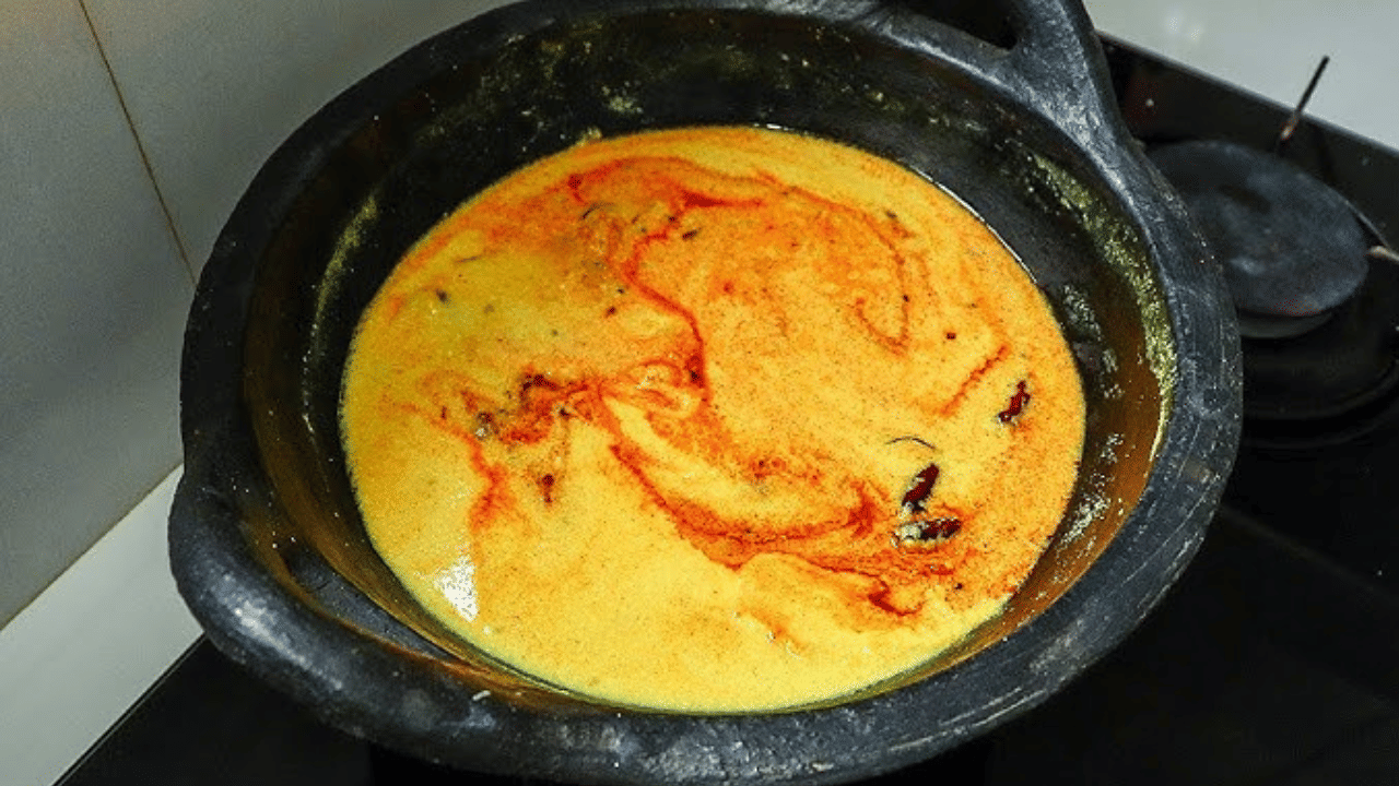 നേന്ത്രപഴം പുളിശേരി തയ്യാറാക്കാൻ ആവശ്യമായ ചേരുവകൾ. നല്ല പഴുത്ത നേന്ത്രപ്പഴം - 1 എണ്ണം, തൈര് - 1 കപ്പ്, മഞ്ഞൾപ്പൊടി - 1/2 ടീസ്പൂൺ, മുളകുപൊടി - 1 ടീസ്പൂൺ, കുരുമുളക് പൊടി - 3/4 ടീസ്പൂൺ, ശർക്കര - 2 ചെറിയ കഷ്ണം, വെള്ളം, ആവശ്യത്തിന് ഉപ്പ്.